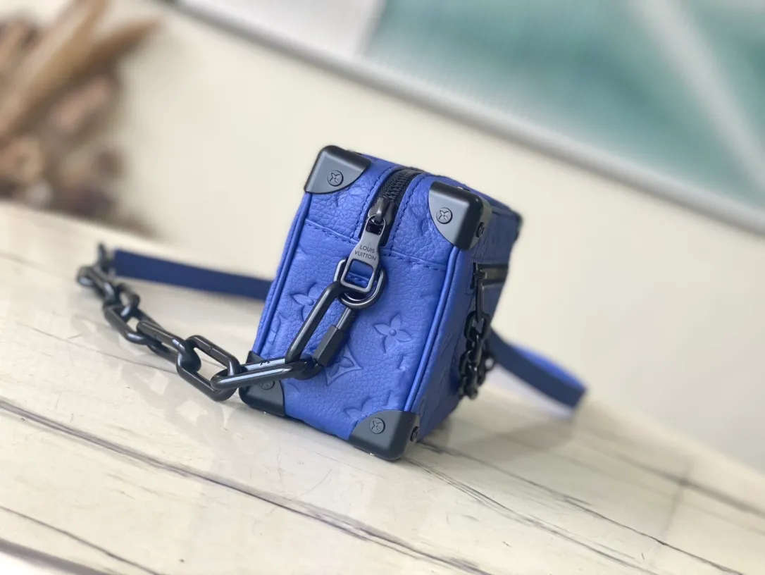 💰980 (top-grain leather) top original order M82558 blue full leather embossed box bag series Mini Soft Trunk handbag This Mini Soft Trunk handbag is made of soft Taurillon leather, just like a miniature version of Louis Vuitton's traditional hard box. The chain and leather are connected into an adjustable shoulder strap, which cleverly echoes the chain on the zipper puller of the outer bag. Dimensions: 18.5 x 13.0 x 8.0 cm