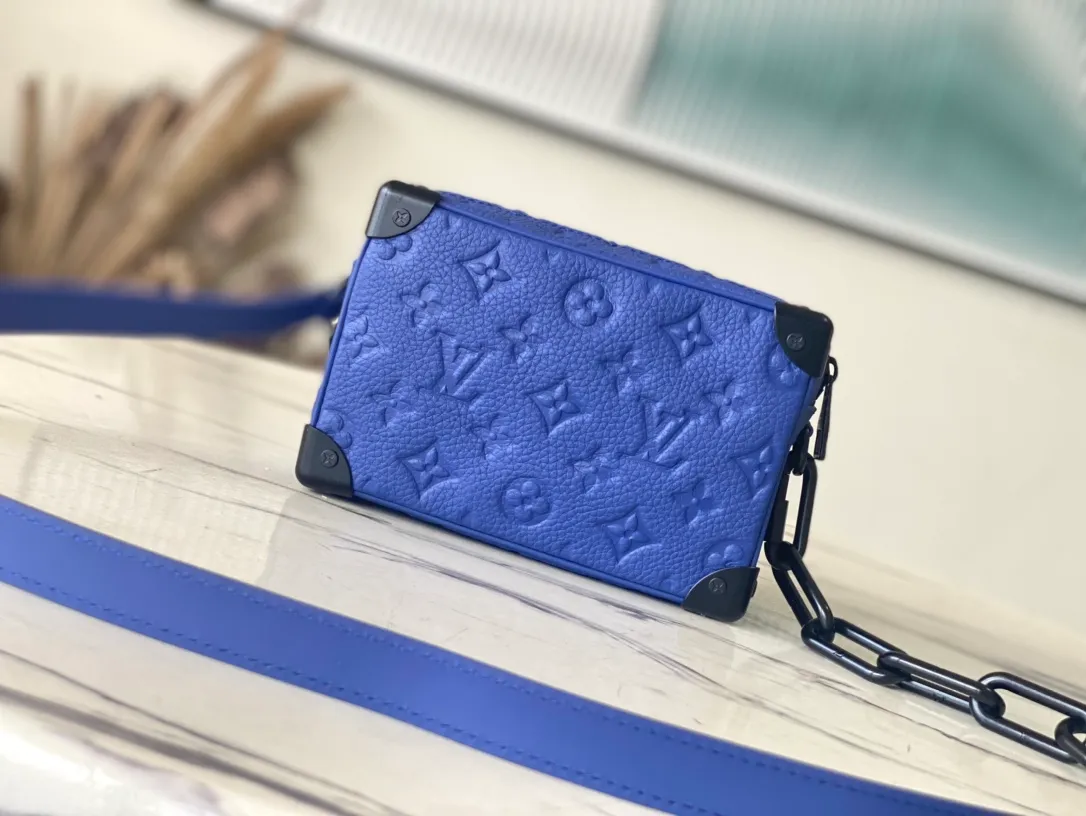 💰980 (top-grain leather) top original order M82558 blue full leather embossed box bag series Mini Soft Trunk handbag This Mini Soft Trunk handbag is made of soft Taurillon leather, just like a miniature version of Louis Vuitton's traditional hard box. The chain and leather are connected into an adjustable shoulder strap, which cleverly echoes the chain on the zipper puller of the outer bag. Dimensions: 18.5 x 13.0 x 8.0 cm