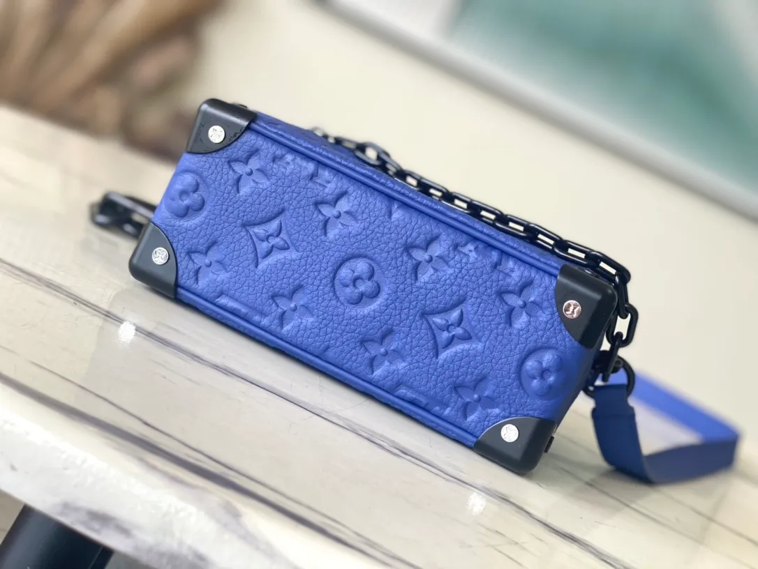 💰980 (top-grain leather) top original order M82558 blue full leather embossed box bag series Mini Soft Trunk handbag This Mini Soft Trunk handbag is made of soft Taurillon leather, just like a miniature version of Louis Vuitton's traditional hard box. The chain and leather are connected into an adjustable shoulder strap, which cleverly echoes the chain on the zipper puller of the outer bag. Dimensions: 18.5 x 13.0 x 8.0 cm