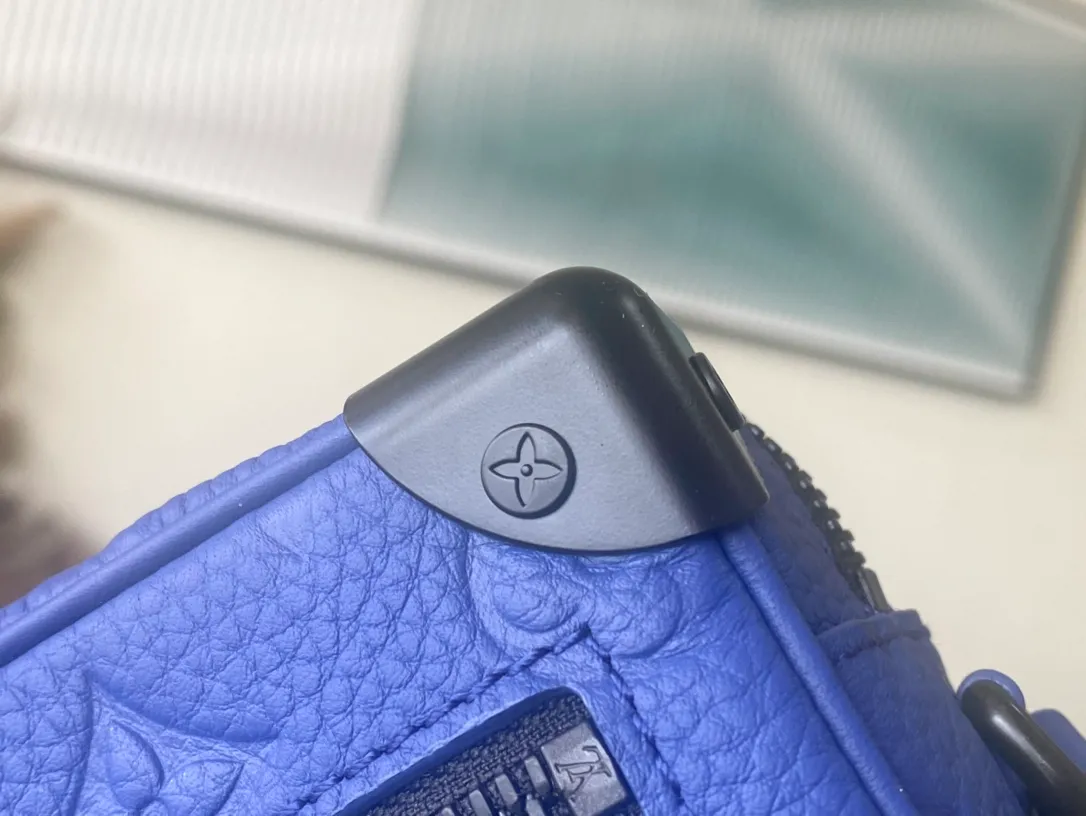 💰980 (top-grain leather) top original order M82558 blue full leather embossed box bag series Mini Soft Trunk handbag This Mini Soft Trunk handbag is made of soft Taurillon leather, just like a miniature version of Louis Vuitton's traditional hard box. The chain and leather are connected into an adjustable shoulder strap, which cleverly echoes the chain on the zipper puller of the outer bag. Dimensions: 18.5 x 13.0 x 8.0 cm