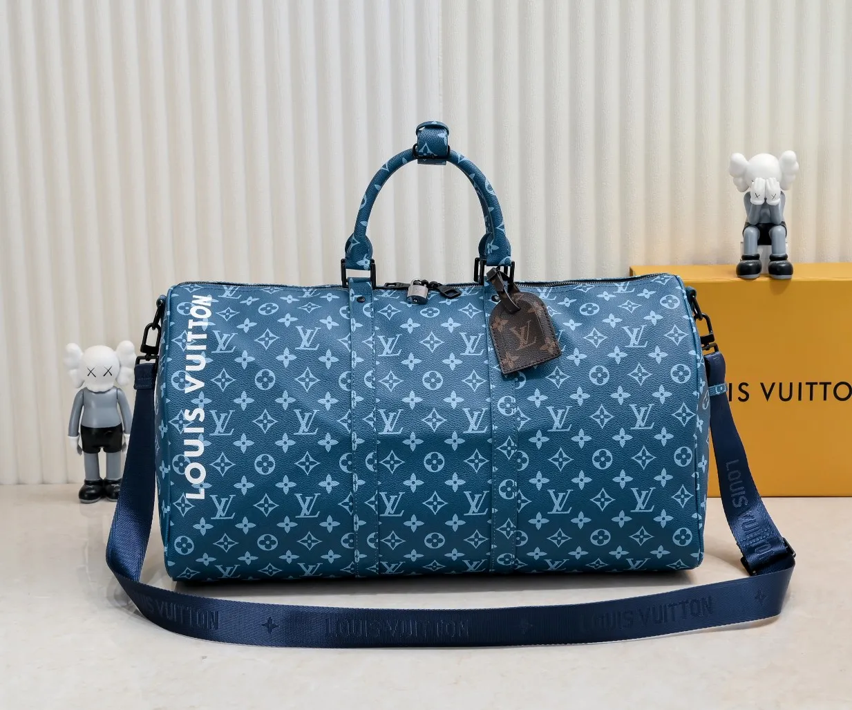 ¥420💰 Exclusive real shot-upgraded version ‼ ️Real shot M23963 green 41416 This Keepall Bandoulière 50 travel bag comes from the Monogram Tones series. It uses fresh autumn colors and bright Monogram patterns to inject trendy style into Monogram canvas. The vertical Louis Vuitton logo is marked with the brand's imprint, and the detachable and adjustable shoulder strap makes it comfortable to carry on the shoulder. 50 29 22 cm (Length x Height x Width) • Monogram coated canvas • Monogram canvas trim • Textile lining • Metal hardware • Carry-on luggage dimensions • Double zipper closure • Double zipper padlock closure • Internal zip pocket • Removable leather name tag • Shoulder strap: removable, adjustable • Strap half length: 36.0 cm • Strap half length adjustable to: 50.0 cm • Handle: double handle