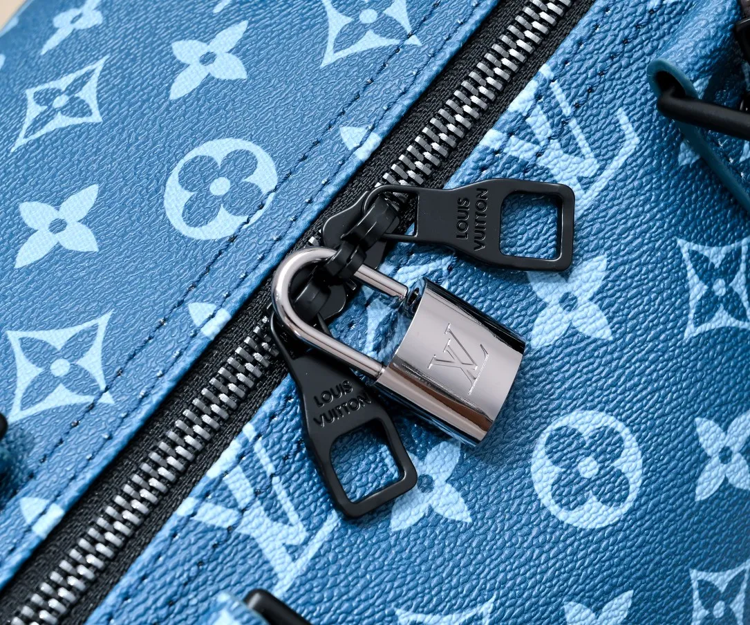 ¥420💰 Exclusive real shot-upgraded version ‼ ️Real shot M23963 green 41416 This Keepall Bandoulière 50 travel bag comes from the Monogram Tones series. It uses fresh autumn colors and bright Monogram patterns to inject trendy style into Monogram canvas. The vertical Louis Vuitton logo is marked with the brand's imprint, and the detachable and adjustable shoulder strap makes it comfortable to carry on the shoulder. 50 29 22 cm (Length x Height x Width) • Monogram coated canvas • Monogram canvas trim • Textile lining • Metal hardware • Carry-on luggage dimensions • Double zipper closure • Double zipper padlock closure • Internal zip pocket • Removable leather name tag • Shoulder strap: removable, adjustable • Strap half length: 36.0 cm • Strap half length adjustable to: 50.0 cm • Handle: double handle