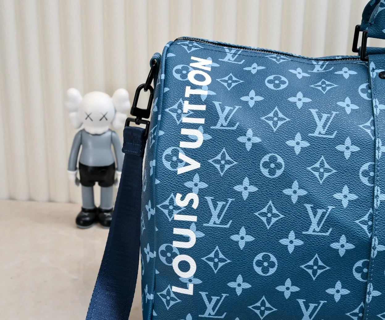 ¥420💰 Exclusive real shot-upgraded version ‼ ️Real shot M23963 green 41416 This Keepall Bandoulière 50 travel bag comes from the Monogram Tones series. It uses fresh autumn colors and bright Monogram patterns to inject trendy style into Monogram canvas. The vertical Louis Vuitton logo is marked with the brand's imprint, and the detachable and adjustable shoulder strap makes it comfortable to carry on the shoulder. 50 29 22 cm (Length x Height x Width) • Monogram coated canvas • Monogram canvas trim • Textile lining • Metal hardware • Carry-on luggage dimensions • Double zipper closure • Double zipper padlock closure • Internal zip pocket • Removable leather name tag • Shoulder strap: removable, adjustable • Strap half length: 36.0 cm • Strap half length adjustable to: 50.0 cm • Handle: double handle