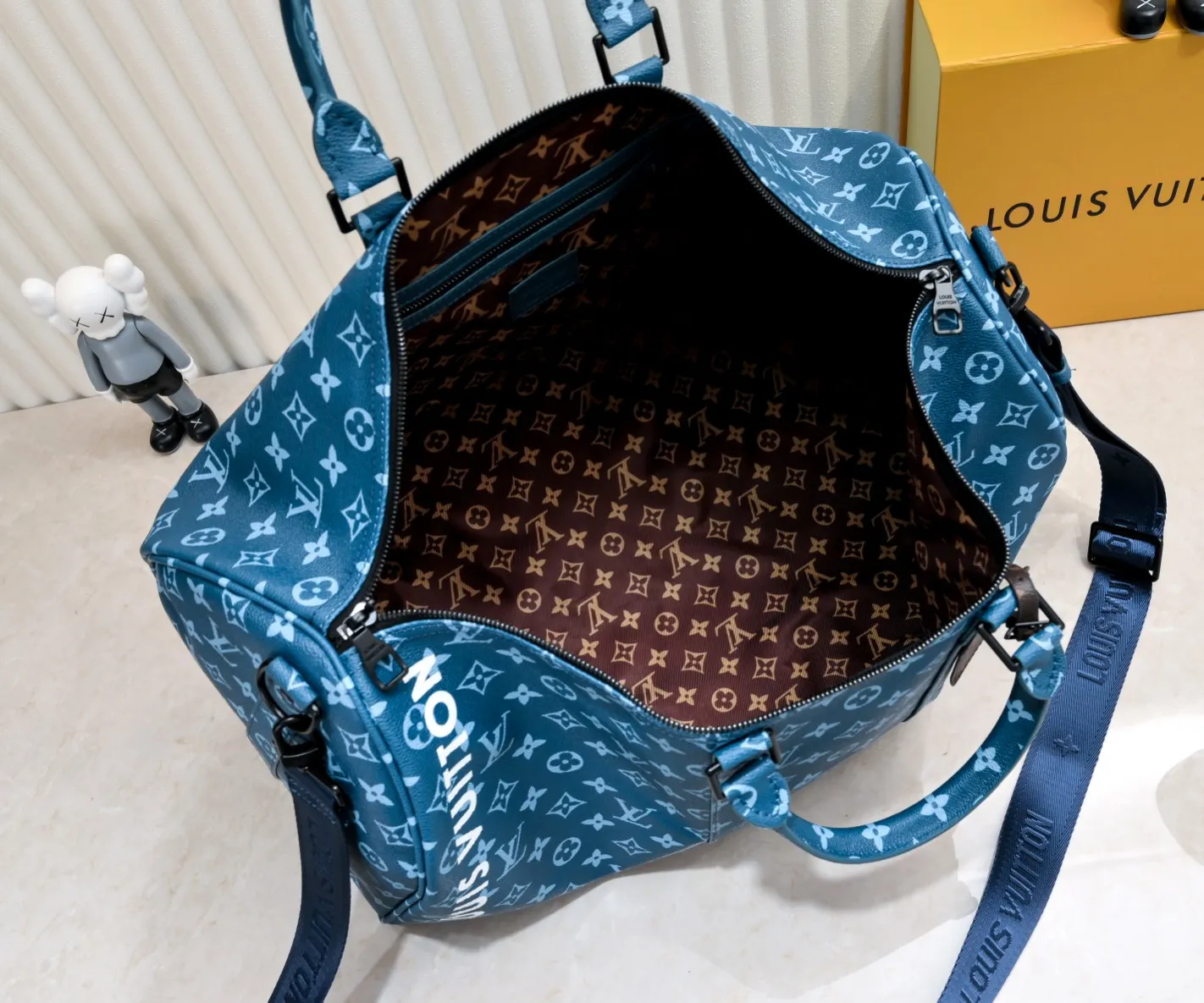 ¥420💰 Exclusive real shot-upgraded version ‼ ️Real shot M23963 green 41416 This Keepall Bandoulière 50 travel bag comes from the Monogram Tones series. It uses fresh autumn colors and bright Monogram patterns to inject trendy style into Monogram canvas. The vertical Louis Vuitton logo is marked with the brand's imprint, and the detachable and adjustable shoulder strap makes it comfortable to carry on the shoulder. 50 29 22 cm (Length x Height x Width) • Monogram coated canvas • Monogram canvas trim • Textile lining • Metal hardware • Carry-on luggage dimensions • Double zipper closure • Double zipper padlock closure • Internal zip pocket • Removable leather name tag • Shoulder strap: removable, adjustable • Strap half length: 36.0 cm • Strap half length adjustable to: 50.0 cm • Handle: double handle