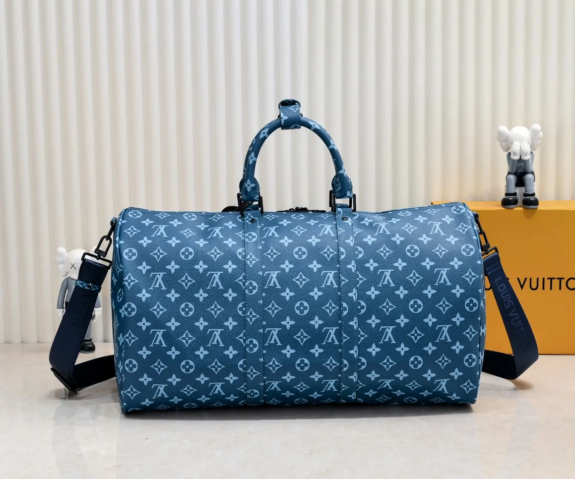 ¥420💰 Exclusive real shot-upgraded version ‼ ️Real shot M23963 green 41416 This Keepall Bandoulière 50 travel bag comes from the Monogram Tones series. It uses fresh autumn colors and bright Monogram patterns to inject trendy style into Monogram canvas. The vertical Louis Vuitton logo is marked with the brand's imprint, and the detachable and adjustable shoulder strap makes it comfortable to carry on the shoulder. 50 29 22 cm (Length x Height x Width) • Monogram coated canvas • Monogram canvas trim • Textile lining • Metal hardware • Carry-on luggage dimensions • Double zipper closure • Double zipper padlock closure • Internal zip pocket • Removable leather name tag • Shoulder strap: removable, adjustable • Strap half length: 36.0 cm • Strap half length adjustable to: 50.0 cm • Handle: double handle