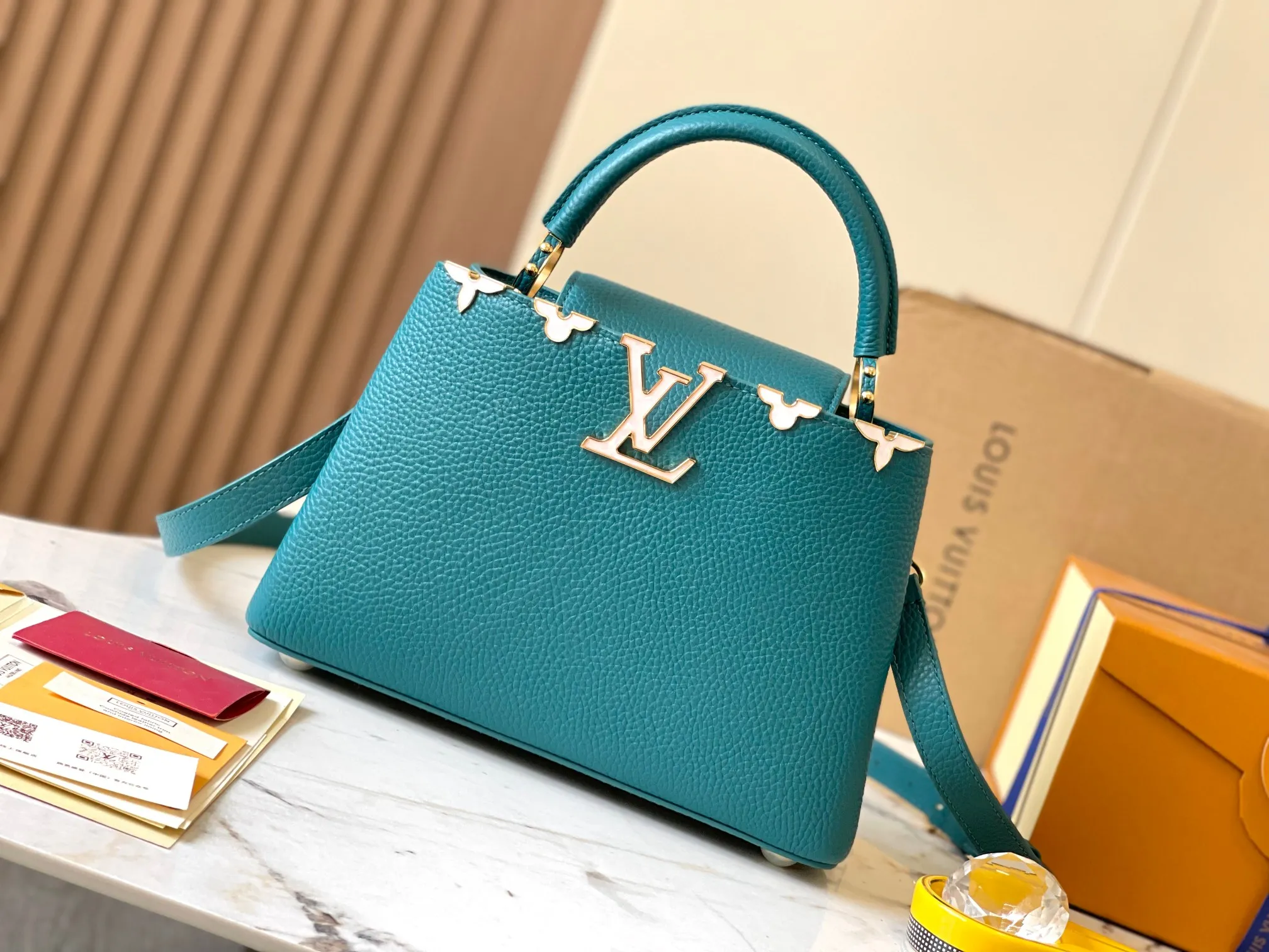 p2700 [Special quality original leather💋 M23332 lake blue and white shell hardware] Capucines medium handbag, this Capucines Flower Crown handbag is made of full-grain Taurillon leather embellished with Monogram flowers. Each flower is shaped by exquisite shells. The LV logo and flowers echo each other, giving this soft handbag a jewel-like luster. Use the detachable shoulder strap cleverly to switch between shoulder and crossbody styles! Size: 31.5 * 20 * 11Cm