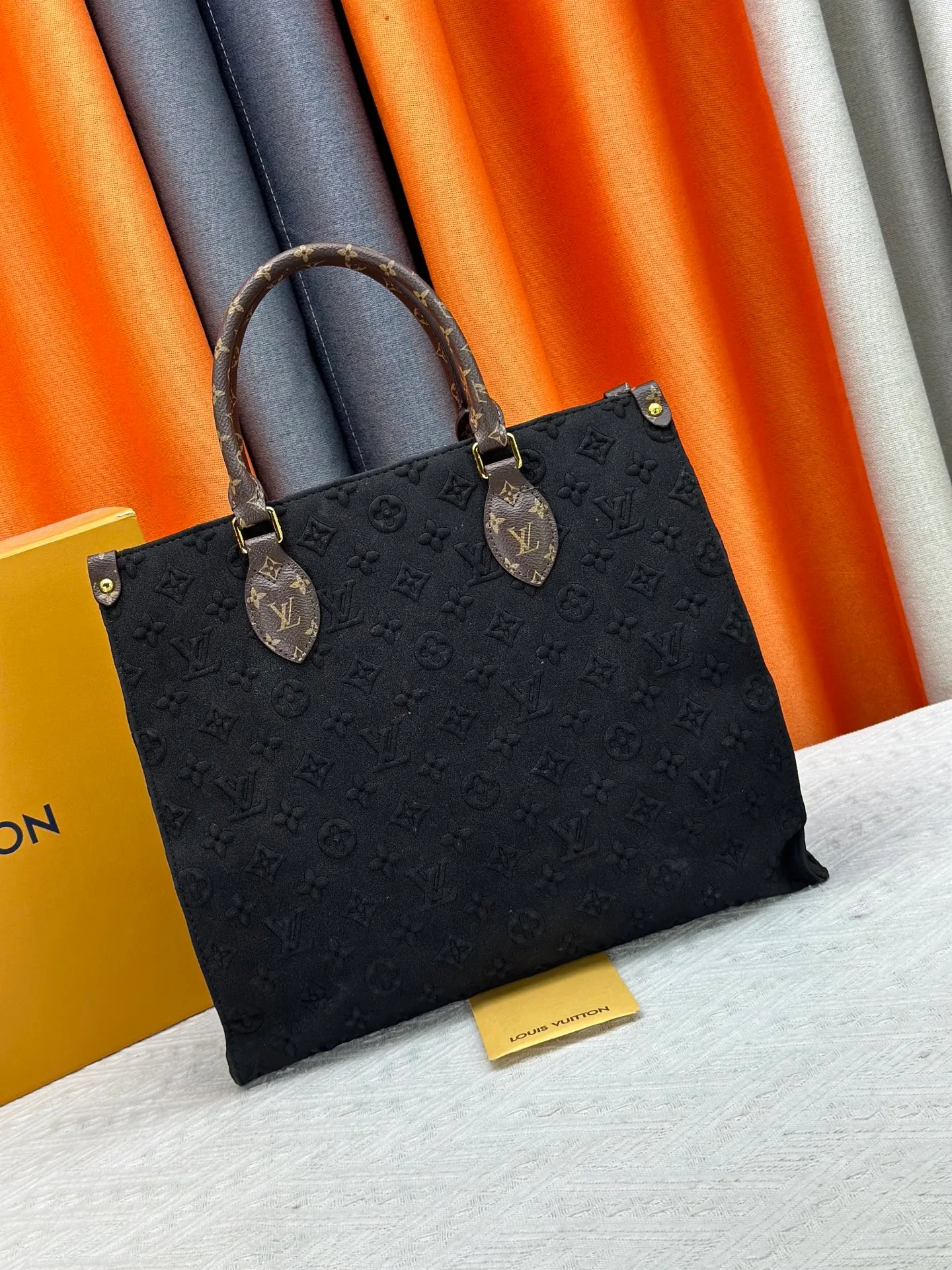 P340 Upgraded original M45039 This black matte jacquard OnTheGo medium handbag is made of Monogram and Monogram Reverse canvas, with the Monogram Giant pattern embellished on it. The Toron handle and the jacquard textured shoulder strap decorated with the brand's logo create a visual contrast, and the detachable coin bag is suitable for storing change or small items. It combines fashionable charm with various functions, making it a good daily companion. 32.0 x 27.0 x 14 cm (length x height x width)