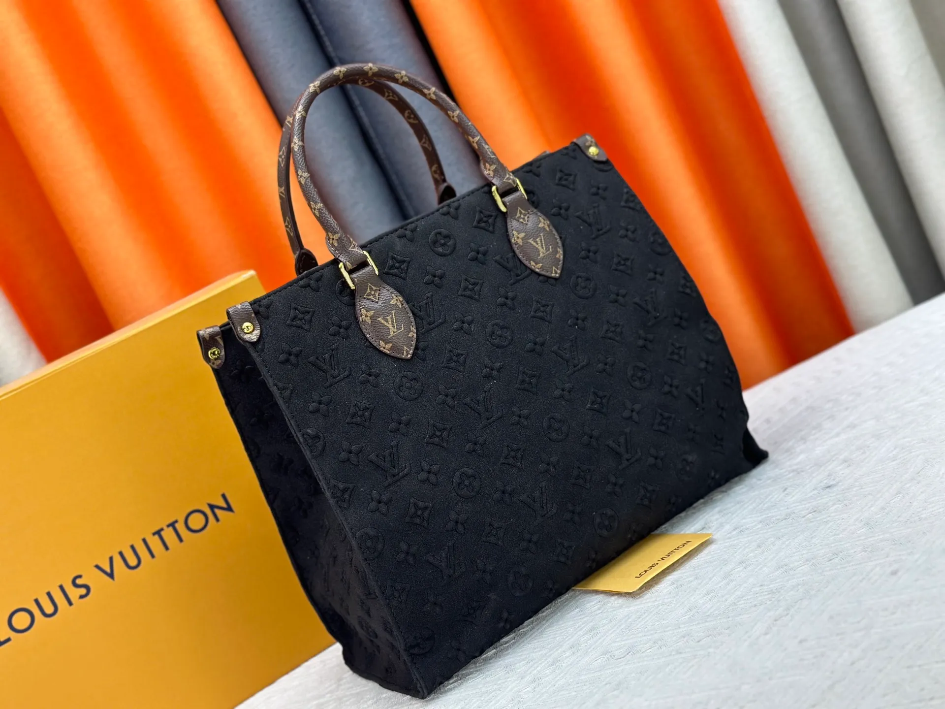 P340 Upgraded original M45039 This black matte jacquard OnTheGo medium handbag is made of Monogram and Monogram Reverse canvas, with the Monogram Giant pattern embellished on it. The Toron handle and the jacquard textured shoulder strap decorated with the brand's logo create a visual contrast, and the detachable coin bag is suitable for storing change or small items. It combines fashionable charm with various functions, making it a good daily companion. 32.0 x 27.0 x 14 cm (length x height x width)