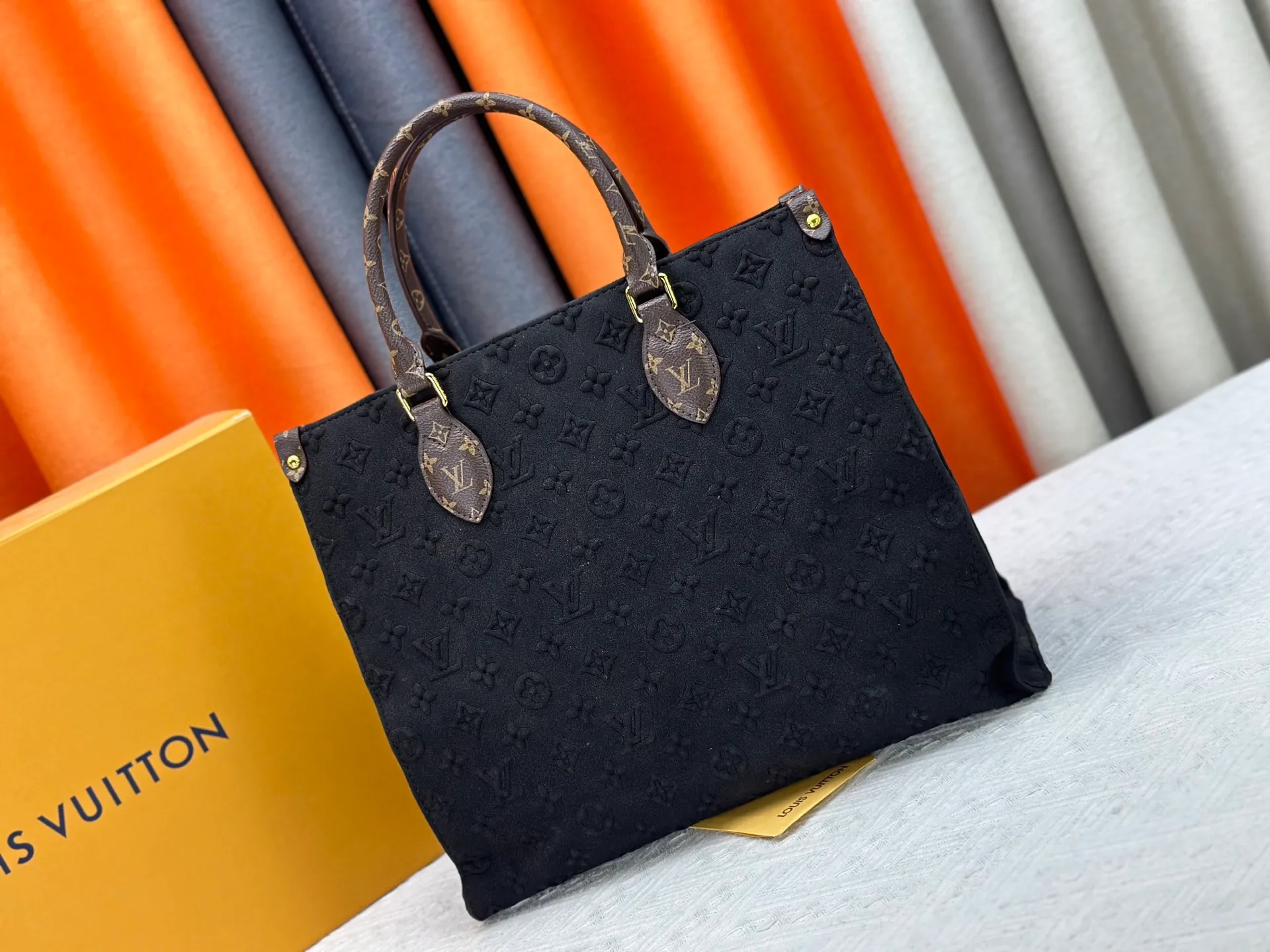 P340 Upgraded original M45039 This black matte jacquard OnTheGo medium handbag is made of Monogram and Monogram Reverse canvas, with the Monogram Giant pattern embellished on it. The Toron handle and the jacquard textured shoulder strap decorated with the brand's logo create a visual contrast, and the detachable coin bag is suitable for storing change or small items. It combines fashionable charm with various functions, making it a good daily companion. 32.0 x 27.0 x 14 cm (length x height x width)