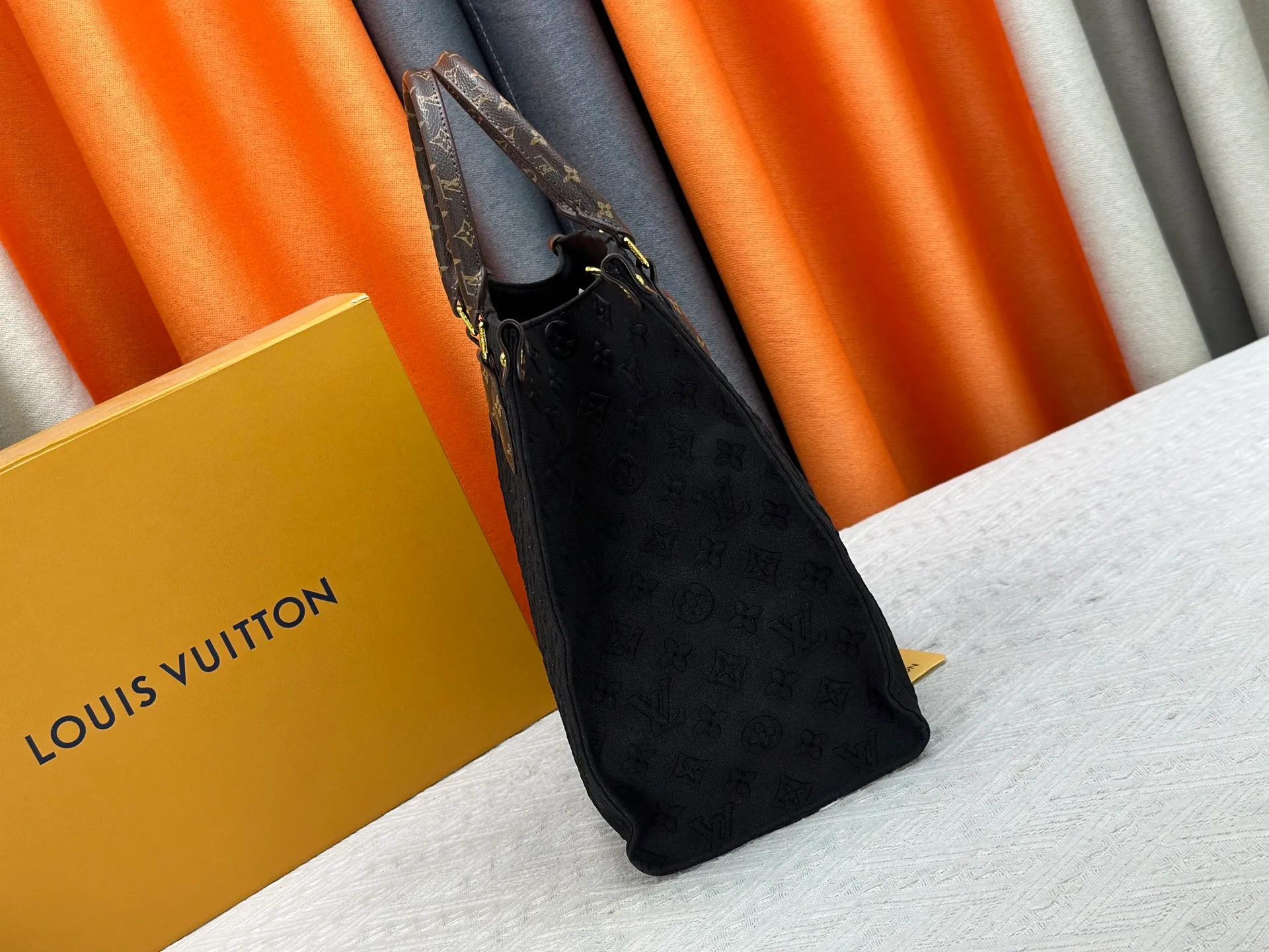 P340 Upgraded original M45039 This black matte jacquard OnTheGo medium handbag is made of Monogram and Monogram Reverse canvas, with the Monogram Giant pattern embellished on it. The Toron handle and the jacquard textured shoulder strap decorated with the brand's logo create a visual contrast, and the detachable coin bag is suitable for storing change or small items. It combines fashionable charm with various functions, making it a good daily companion. 32.0 x 27.0 x 14 cm (length x height x width)