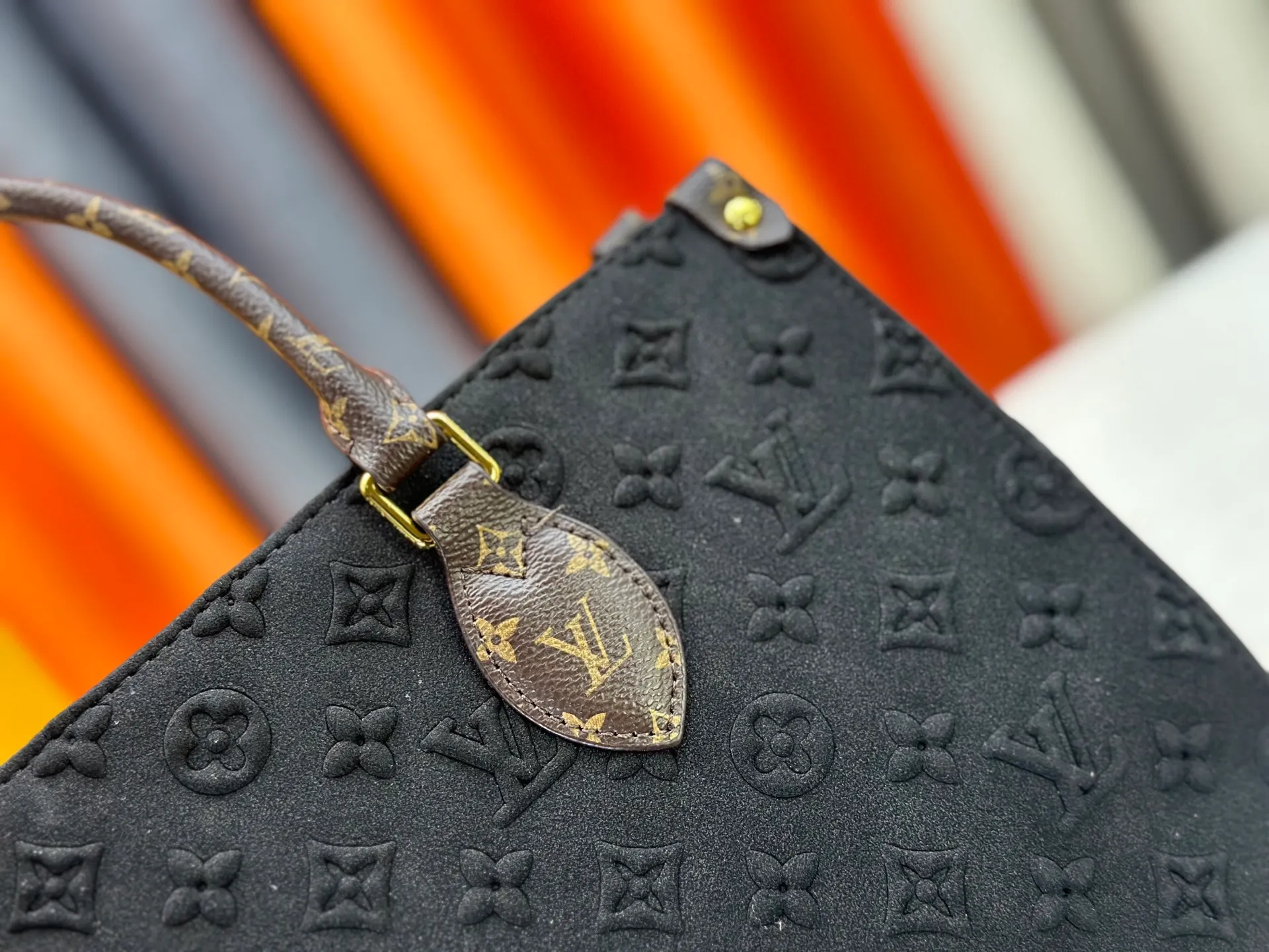 P340 Upgraded original M45039 This black matte jacquard OnTheGo medium handbag is made of Monogram and Monogram Reverse canvas, with the Monogram Giant pattern embellished on it. The Toron handle and the jacquard textured shoulder strap decorated with the brand's logo create a visual contrast, and the detachable coin bag is suitable for storing change or small items. It combines fashionable charm with various functions, making it a good daily companion. 32.0 x 27.0 x 14 cm (length x height x width)