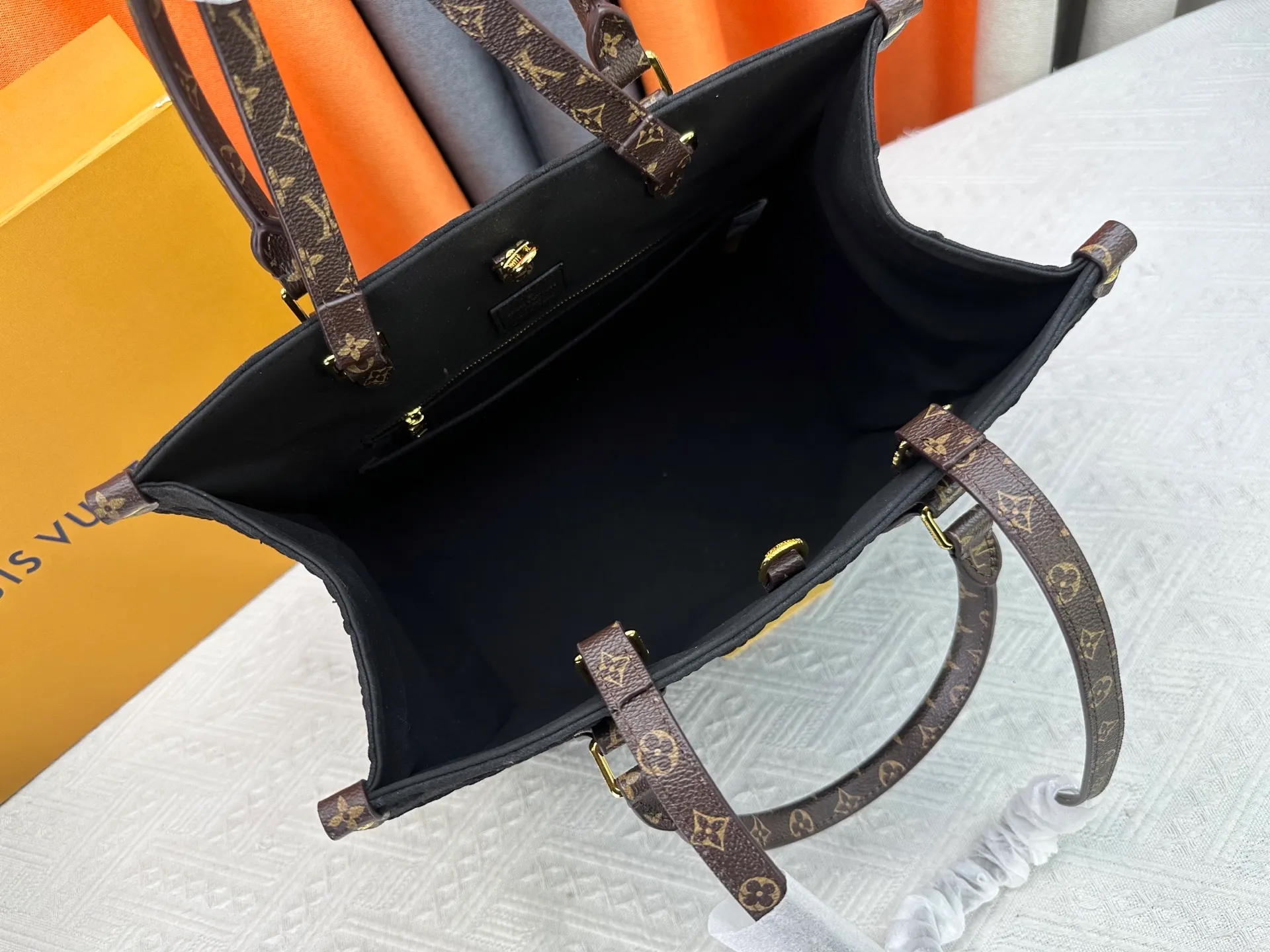 P340 Upgraded original M45039 This black matte jacquard OnTheGo medium handbag is made of Monogram and Monogram Reverse canvas, with the Monogram Giant pattern embellished on it. The Toron handle and the jacquard textured shoulder strap decorated with the brand's logo create a visual contrast, and the detachable coin bag is suitable for storing change or small items. It combines fashionable charm with various functions, making it a good daily companion. 32.0 x 27.0 x 14 cm (length x height x width)