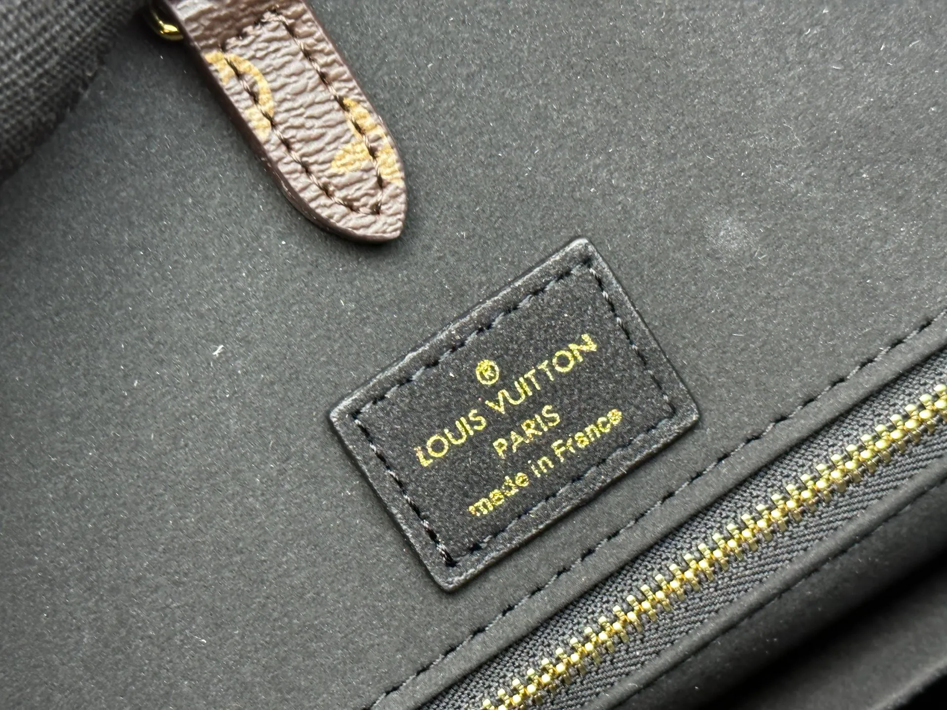 P340 Upgraded original M45039 This black matte jacquard OnTheGo medium handbag is made of Monogram and Monogram Reverse canvas, with the Monogram Giant pattern embellished on it. The Toron handle and the jacquard textured shoulder strap decorated with the brand's logo create a visual contrast, and the detachable coin bag is suitable for storing change or small items. It combines fashionable charm with various functions, making it a good daily companion. 32.0 x 27.0 x 14 cm (length x height x width)