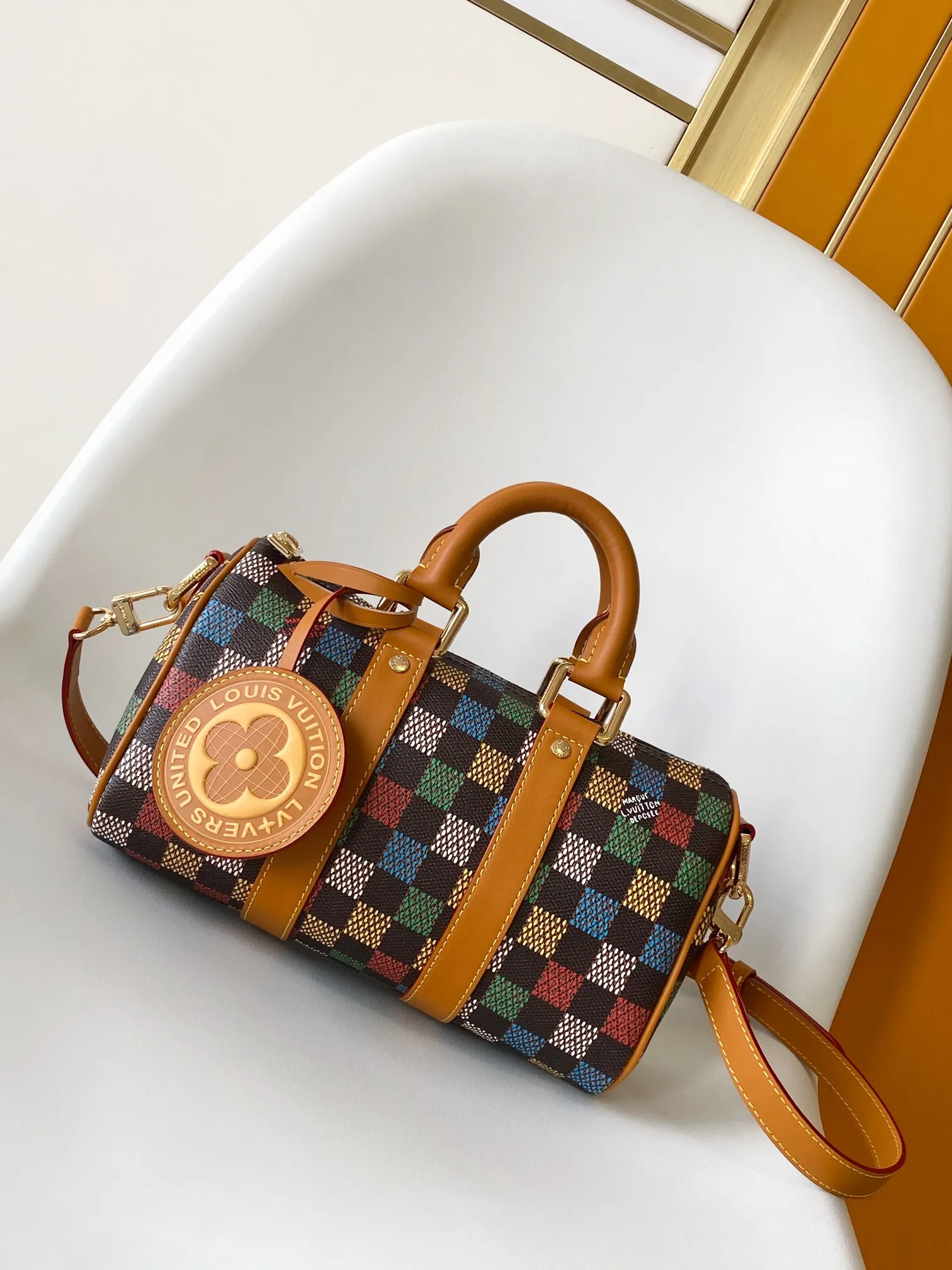 💰980 Top Original M00148 M00105 Gradient Plaid Pillow Bag This Keepall 25 handbag is made of Monogram Eclipse Reverse canvas, showing an elegant reinterpretation of Louis Vuitton's classic pattern. The reinforced straps and leather nameplate continue the iconic elements of the Keepall series, and the zipper closure keeps personal items safe and secure. Dimensions: 25.0 x 15.0 x 11.0cm (Length x Height x Width)