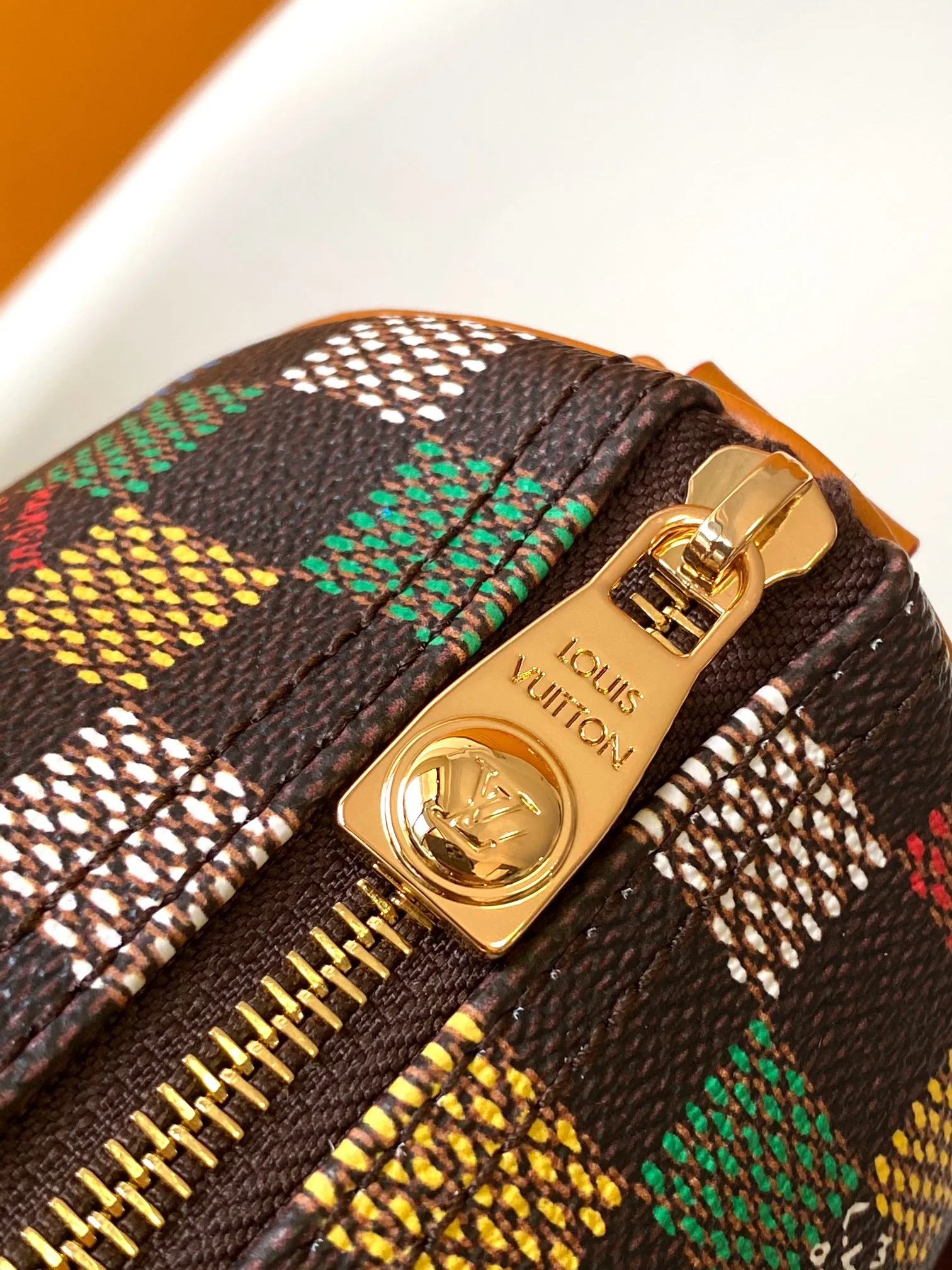 💰980 Top Original M00148 M00105 Gradient Plaid Pillow Bag This Keepall 25 handbag is made of Monogram Eclipse Reverse canvas, showing an elegant reinterpretation of Louis Vuitton's classic pattern. The reinforced straps and leather nameplate continue the iconic elements of the Keepall series, and the zipper closure keeps personal items safe and secure. Dimensions: 25.0 x 15.0 x 11.0cm (Length x Height x Width)