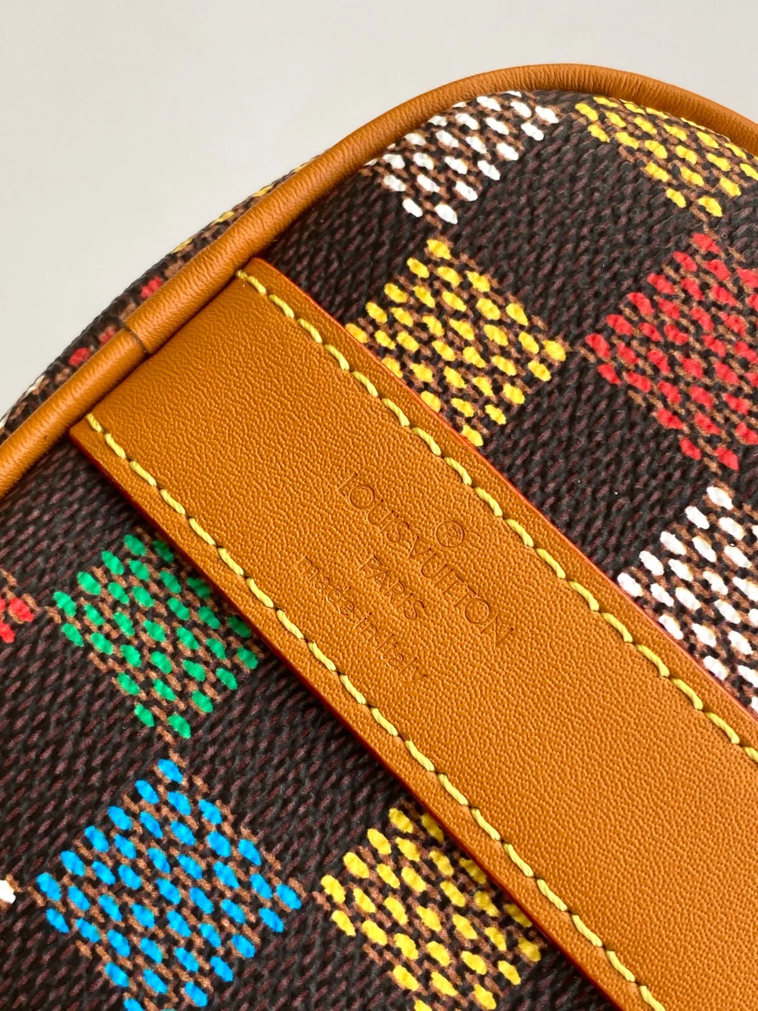 💰980 Top Original M00148 M00105 Gradient Plaid Pillow Bag This Keepall 25 handbag is made of Monogram Eclipse Reverse canvas, showing an elegant reinterpretation of Louis Vuitton's classic pattern. The reinforced straps and leather nameplate continue the iconic elements of the Keepall series, and the zipper closure keeps personal items safe and secure. Dimensions: 25.0 x 15.0 x 11.0cm (Length x Height x Width)