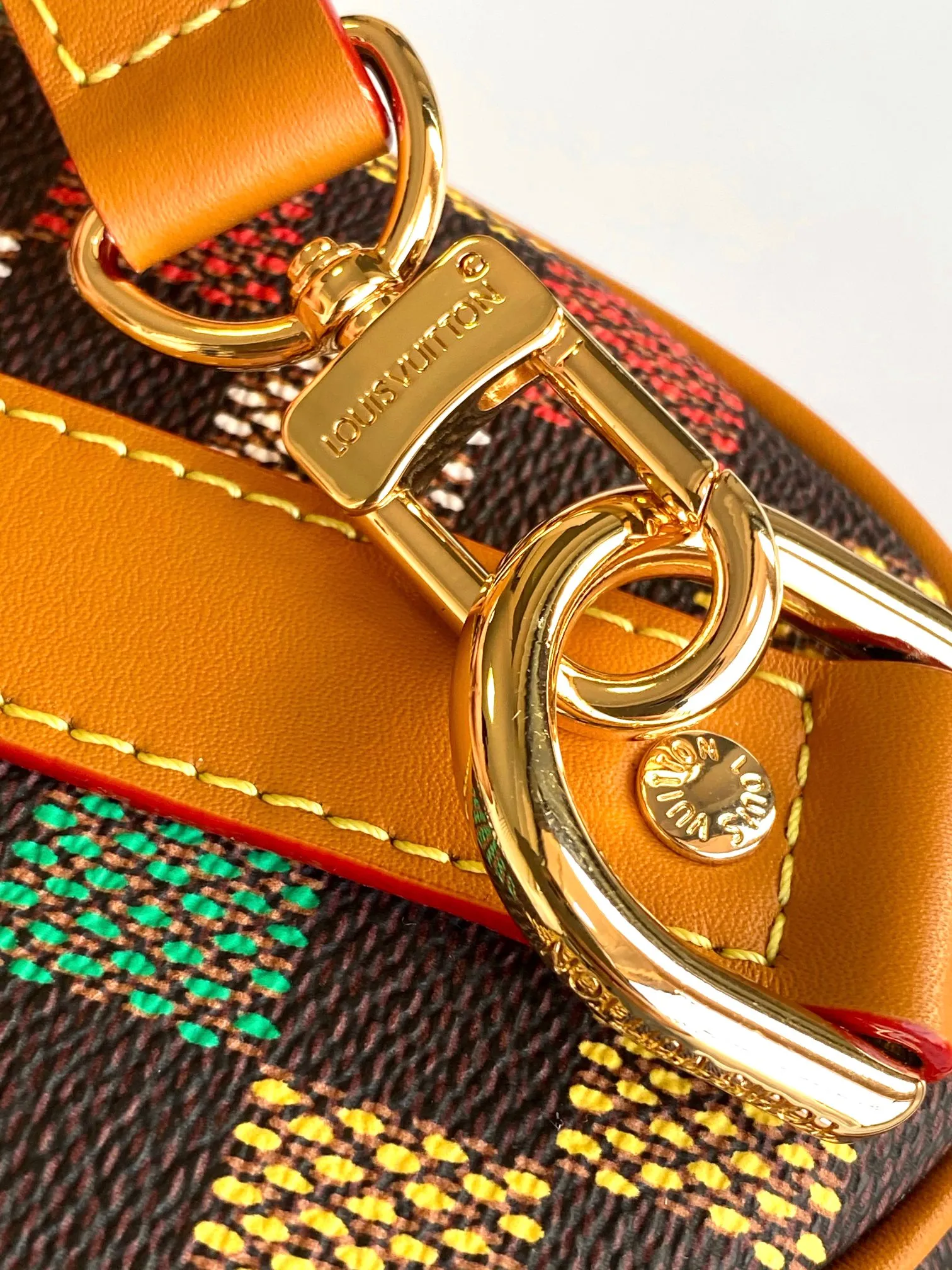 💰980 Top Original M00148 M00105 Gradient Plaid Pillow Bag This Keepall 25 handbag is made of Monogram Eclipse Reverse canvas, showing an elegant reinterpretation of Louis Vuitton's classic pattern. The reinforced straps and leather nameplate continue the iconic elements of the Keepall series, and the zipper closure keeps personal items safe and secure. Dimensions: 25.0 x 15.0 x 11.0cm (Length x Height x Width)