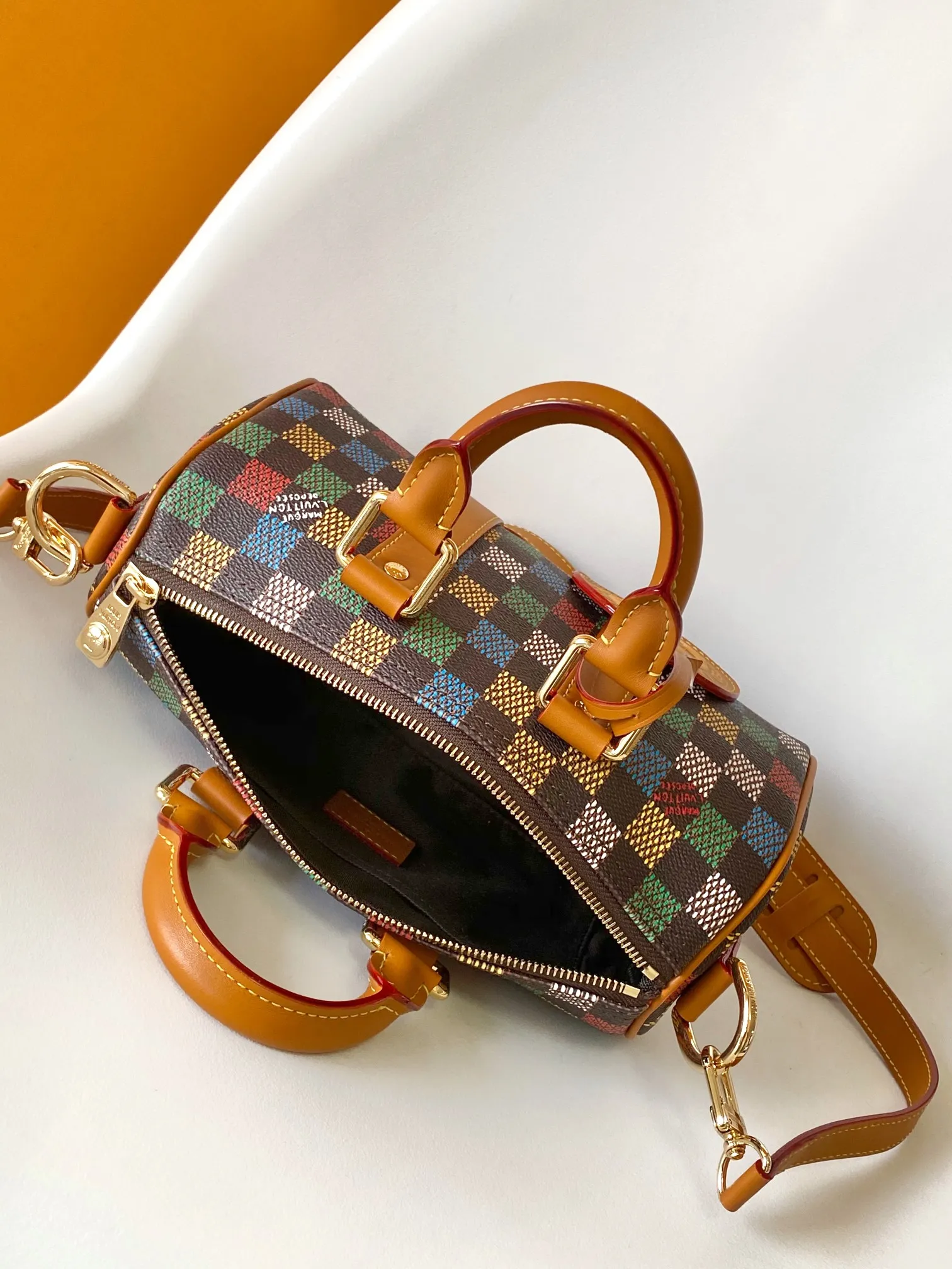 💰980 Top Original M00148 M00105 Gradient Plaid Pillow Bag This Keepall 25 handbag is made of Monogram Eclipse Reverse canvas, showing an elegant reinterpretation of Louis Vuitton's classic pattern. The reinforced straps and leather nameplate continue the iconic elements of the Keepall series, and the zipper closure keeps personal items safe and secure. Dimensions: 25.0 x 15.0 x 11.0cm (Length x Height x Width)