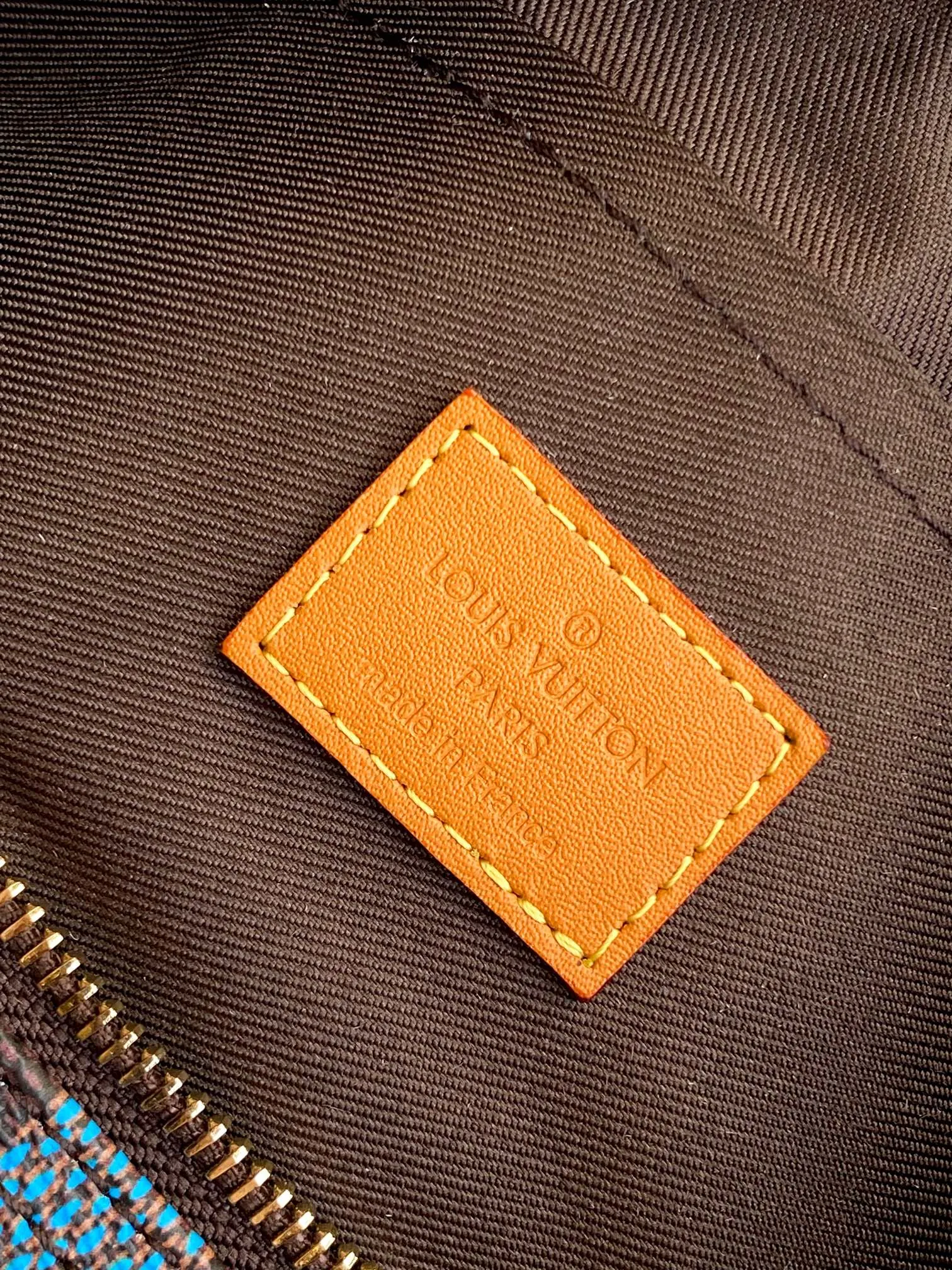 💰980 Top Original M00148 M00105 Gradient Plaid Pillow Bag This Keepall 25 handbag is made of Monogram Eclipse Reverse canvas, showing an elegant reinterpretation of Louis Vuitton's classic pattern. The reinforced straps and leather nameplate continue the iconic elements of the Keepall series, and the zipper closure keeps personal items safe and secure. Dimensions: 25.0 x 15.0 x 11.0cm (Length x Height x Width)