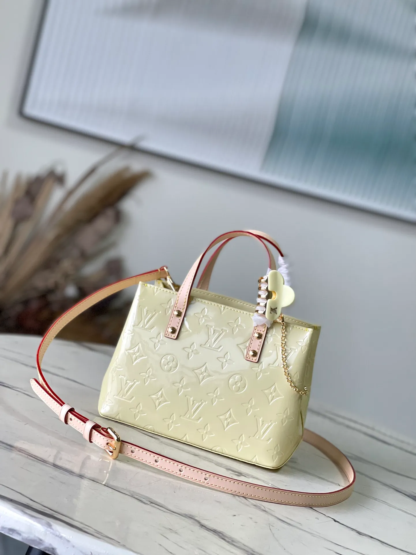 💰1360 (top layer leather) top original order M24144 Yellow This small Reade handbag is made of bright Monogram Vemis leather, including cow leather top handles and shoulder straps. The trendy pastel color palette of Zhouyuan's 2000 spring and summer series complements the Monogram embossed pattern. Bright hairpins add another touch of sophistication. Dimensions: 22 × 16.5 × 11 cm