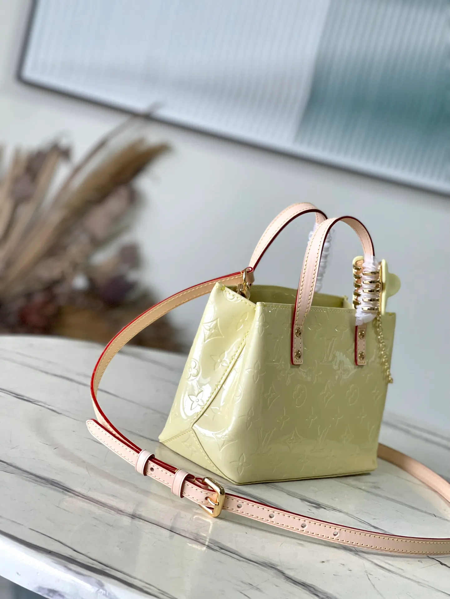 💰1360 (top layer leather) top original order M24144 Yellow This small Reade handbag is made of bright Monogram Vemis leather, including cow leather top handles and shoulder straps. The trendy pastel color palette of Zhouyuan's 2000 spring and summer series complements the Monogram embossed pattern. Bright hairpins add another touch of sophistication. Dimensions: 22 × 16.5 × 11 cm