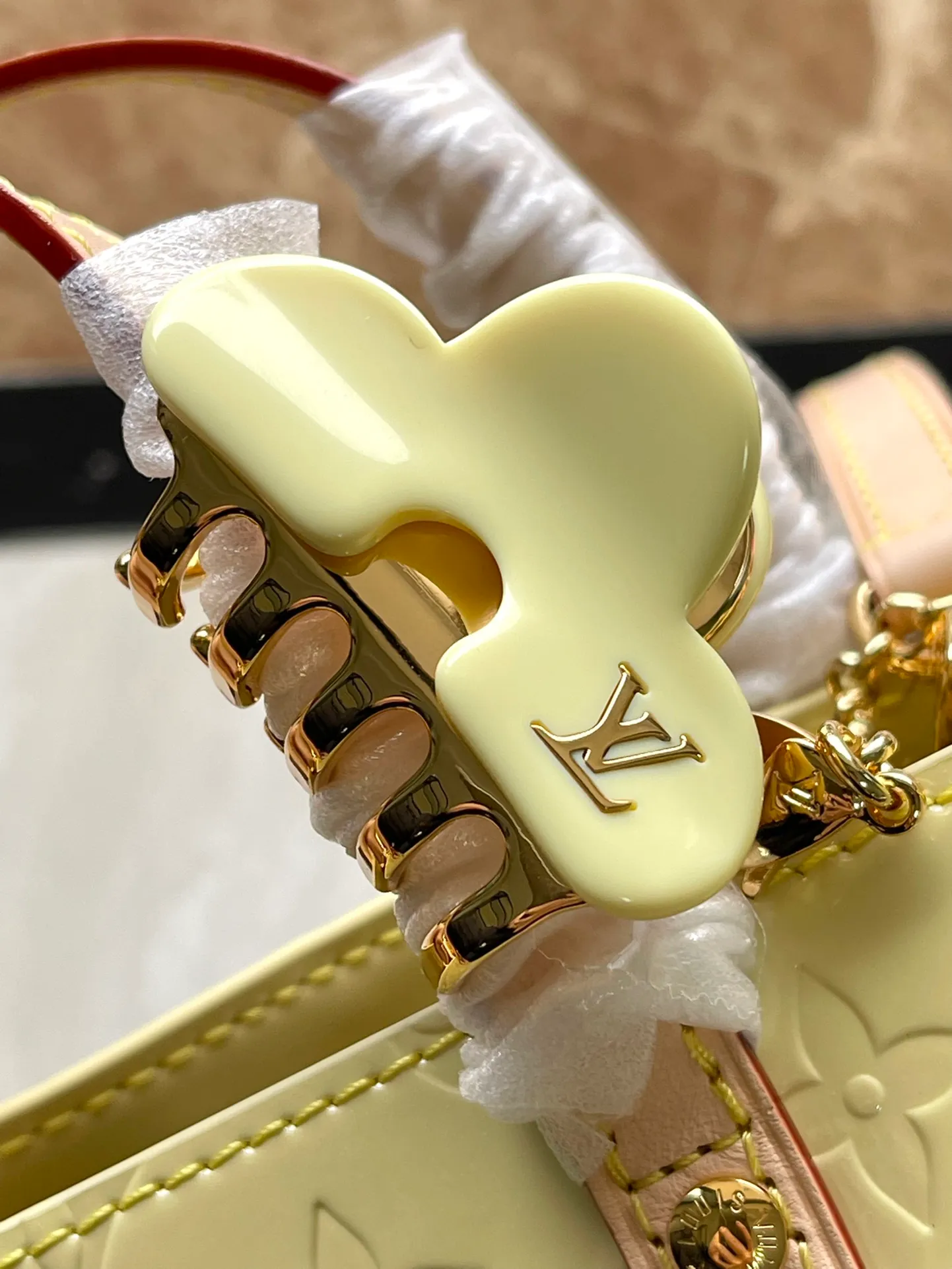 💰1360 (top layer leather) top original order M24144 Yellow This small Reade handbag is made of bright Monogram Vemis leather, including cow leather top handles and shoulder straps. The trendy pastel color palette of Zhouyuan's 2000 spring and summer series complements the Monogram embossed pattern. Bright hairpins add another touch of sophistication. Dimensions: 22 × 16.5 × 11 cm