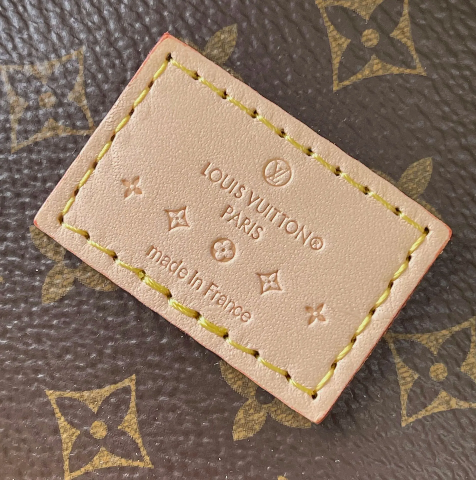 💰1360 (top layer leather) top original order M24144 Yellow This small Reade handbag is made of bright Monogram Vemis leather, including cow leather top handles and shoulder straps. The trendy pastel color palette of Zhouyuan's 2000 spring and summer series complements the Monogram embossed pattern. Bright hairpins add another touch of sophistication. Dimensions: 22 × 16.5 × 11 cm