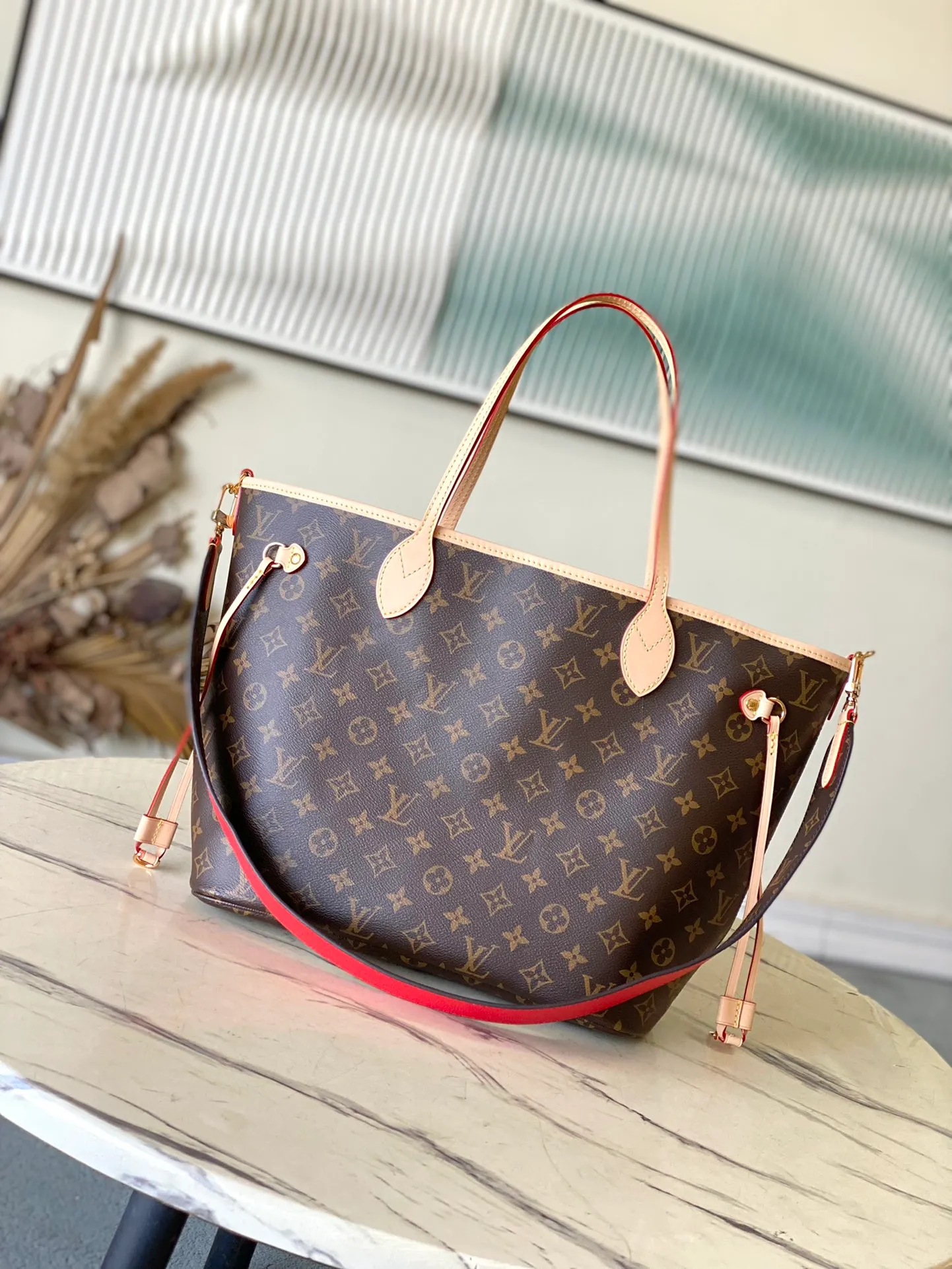 💰1080 Top Original Order M12096 Red As one of the classic designs, the Neverfull Bandouliere Inside Out Medium No Handbag is made of Monogram canvas and striped fabric, with a double-sided design to highlight the trendy new ideas. The detachable shoulder strap makes it easy to carry across the body, and can also be transformed into a Hobo handbag through the side hook. Dimensions: 31 × 28 × 14 cm