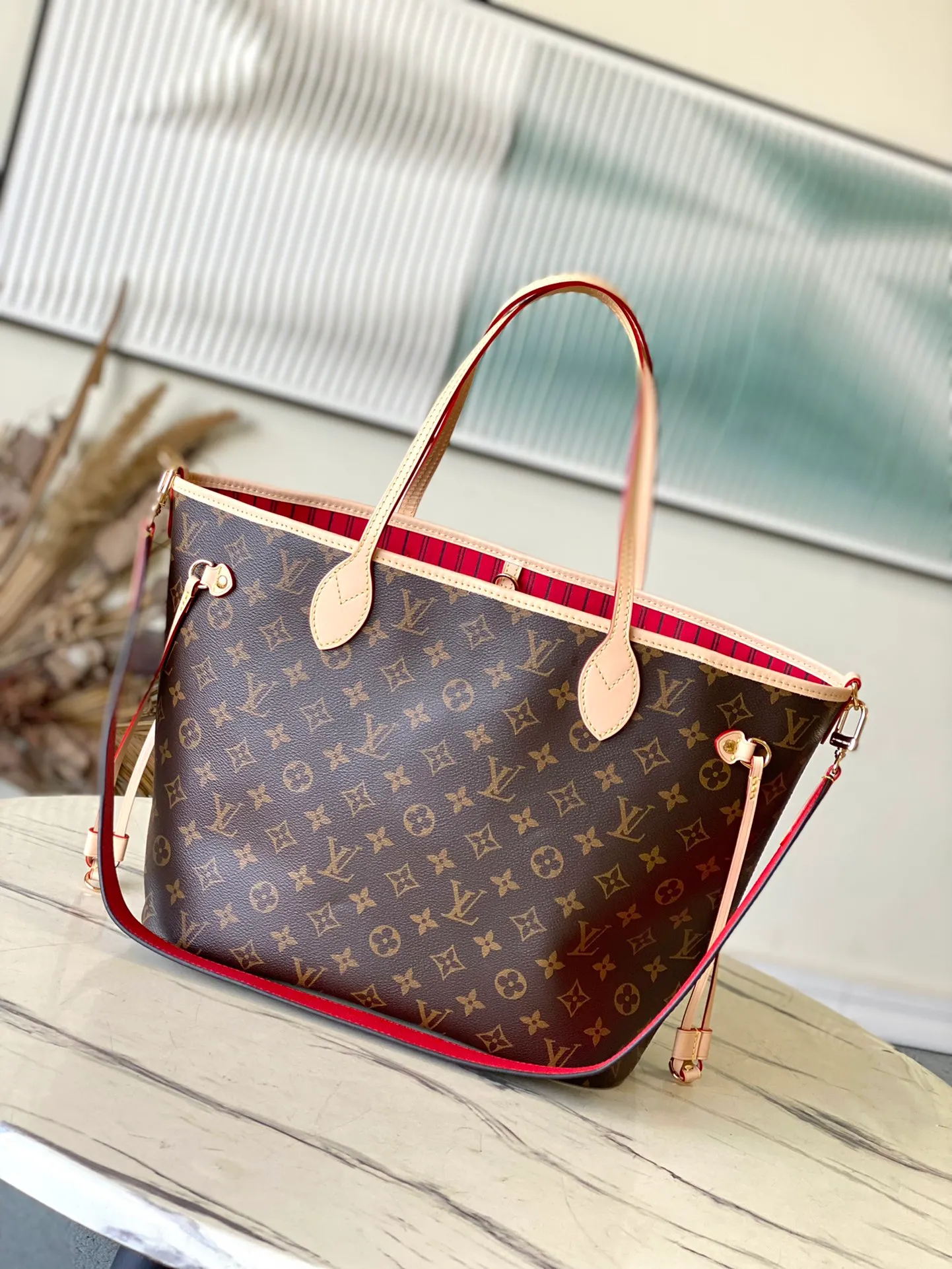 💰1080 Top Original Order M12096 Red As one of the classic designs, the Neverfull Bandouliere Inside Out Medium No Handbag is made of Monogram canvas and striped fabric, with a double-sided design to highlight the trendy new ideas. The detachable shoulder strap makes it easy to carry across the body, and can also be transformed into a Hobo handbag through the side hook. Dimensions: 31 × 28 × 14 cm