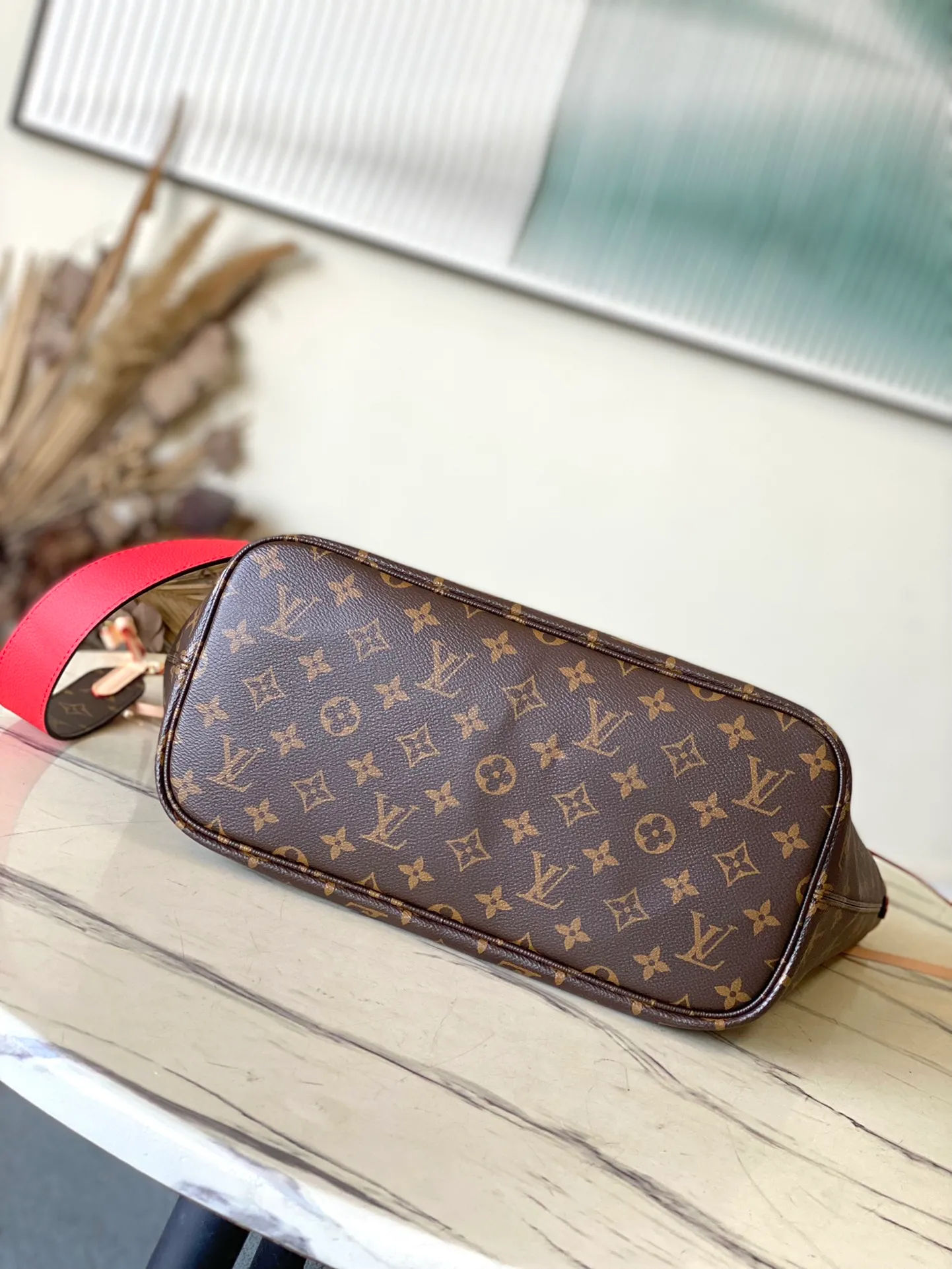 💰1080 Top Original Order M12096 Red As one of the classic designs, the Neverfull Bandouliere Inside Out Medium No Handbag is made of Monogram canvas and striped fabric, with a double-sided design to highlight the trendy new ideas. The detachable shoulder strap makes it easy to carry across the body, and can also be transformed into a Hobo handbag through the side hook. Dimensions: 31 × 28 × 14 cm