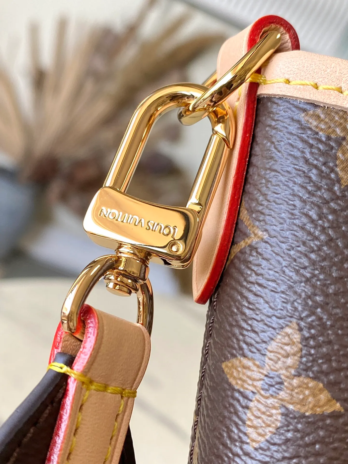 💰1080 Top Original Order M12096 Red As one of the classic designs, the Neverfull Bandouliere Inside Out Medium No Handbag is made of Monogram canvas and striped fabric, with a double-sided design to highlight the trendy new ideas. The detachable shoulder strap makes it easy to carry across the body, and can also be transformed into a Hobo handbag through the side hook. Dimensions: 31 × 28 × 14 cm
