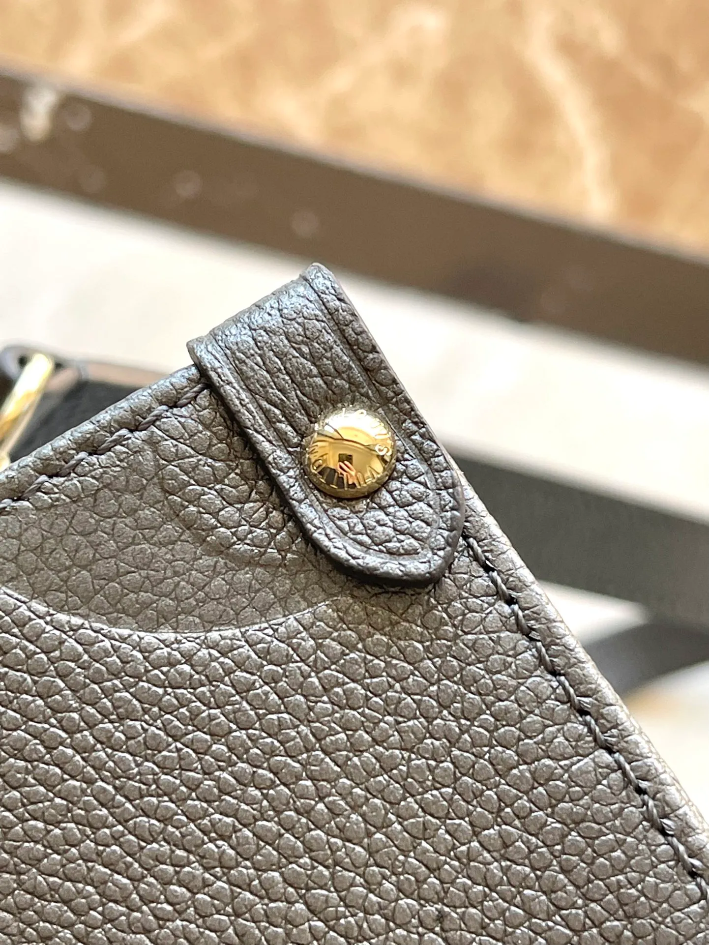 💰1040 (top-grain leather) gunmetal color, top-grade original single M12886 This small OnTheGo handbag comes from the LVSki series, lighting up the night look with its sparkling appearance. Monogram Empreinte leather and glossy metal hardware make it easy to store all your travel needs. The detachable shoulder strap allows for a variety of carrying methods. Dimensions: 25 × 19 × 11.5cj