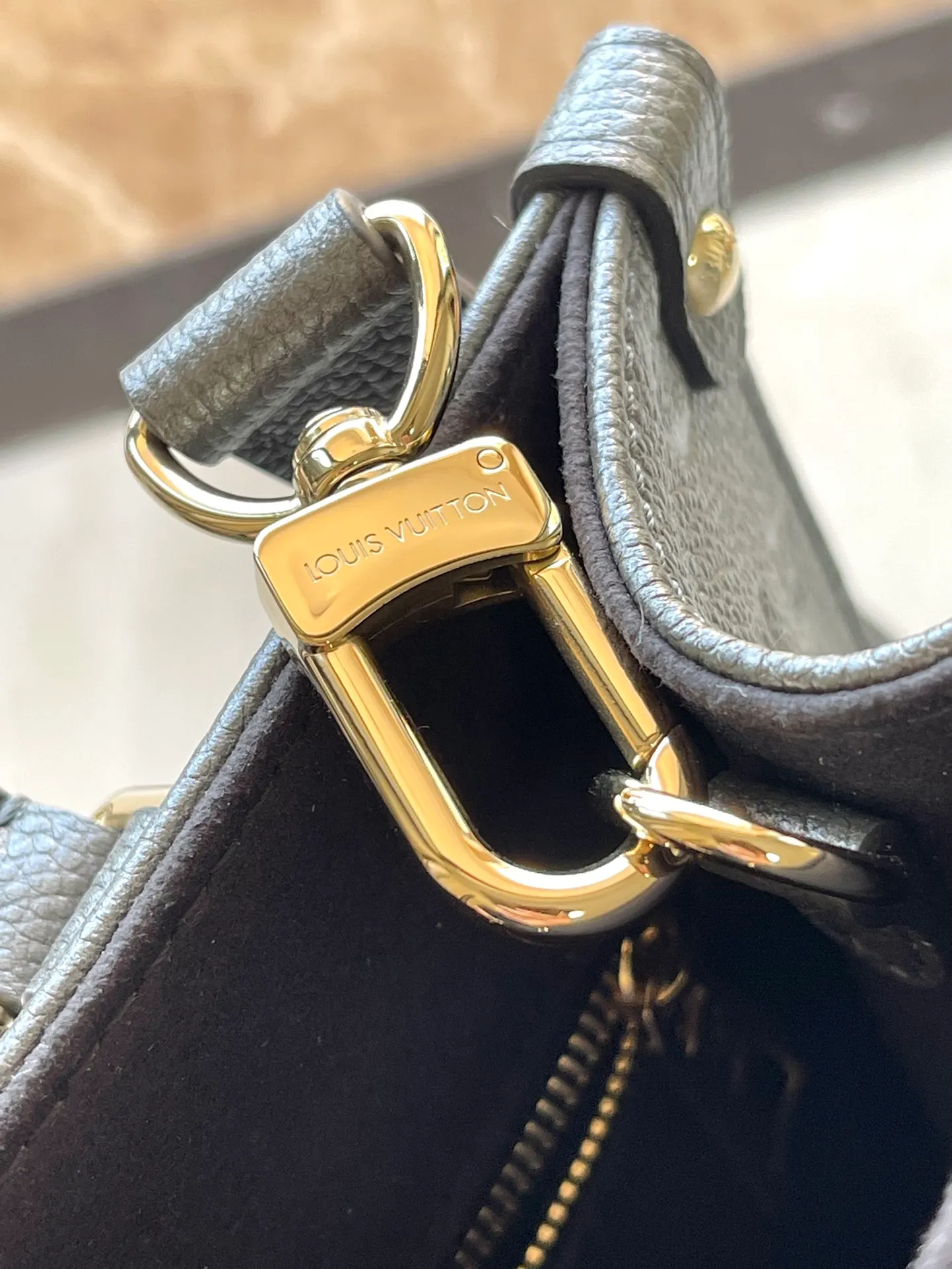 💰1040 (top-grain leather) gunmetal color, top-grade original single M12886 This small OnTheGo handbag comes from the LVSki series, lighting up the night look with its sparkling appearance. Monogram Empreinte leather and glossy metal hardware make it easy to store all your travel needs. The detachable shoulder strap allows for a variety of carrying methods. Dimensions: 25 × 19 × 11.5cj