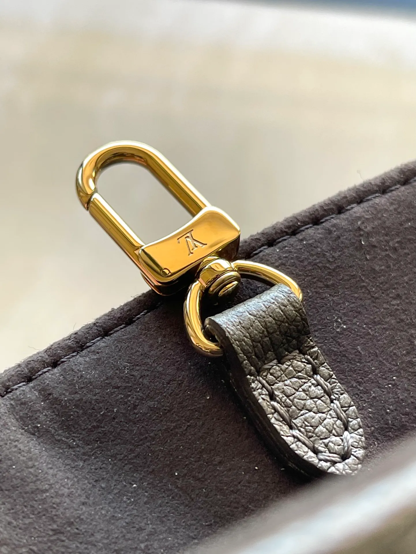 💰1040 (top-grain leather) gunmetal color, top-grade original single M12886 This small OnTheGo handbag comes from the LVSki series, lighting up the night look with its sparkling appearance. Monogram Empreinte leather and glossy metal hardware make it easy to store all your travel needs. The detachable shoulder strap allows for a variety of carrying methods. Dimensions: 25 × 19 × 11.5cj