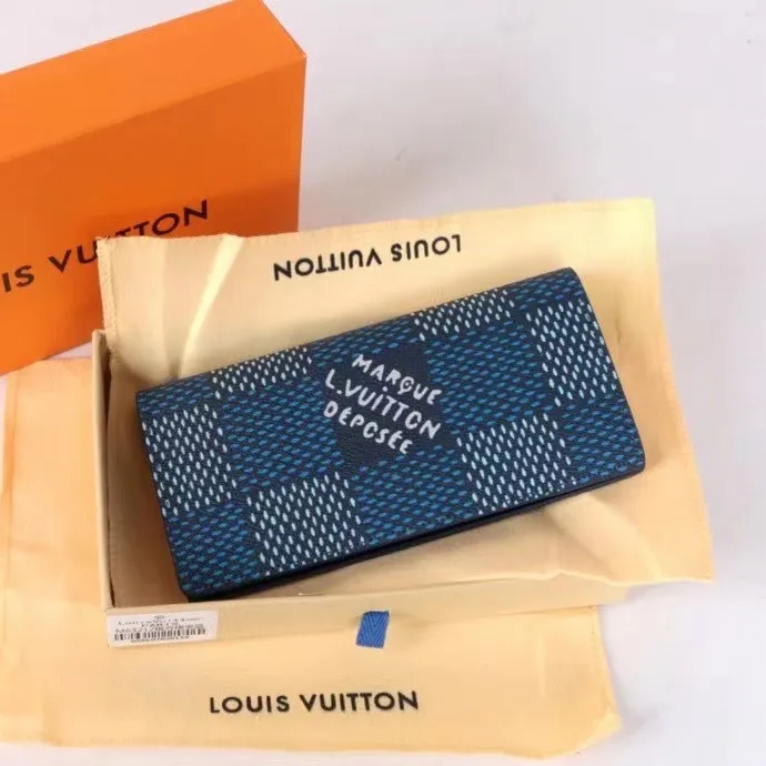 P140💰Model: 63212 Checkered Sky Blue New 2024 Spring and Summer The latest model of this pocket wallet combines the elegance of Damier Graphite canvas with the delicate texture of Epi leather, with stripes emblazoned with the Louis Vuitton logo. The elegant design can accommodate credit cards, banknotes and receipts, making it suitable for daily carrying or gift giving. Epi leather and Damier Graphite coated sail. Textile cowhide trimmed cowhide lining, card compartment, inner pocket, outer patch pocket. This product is produced in one of France, Spain, Italy and the United States; long clip size 11×19×2cm 62665 63212.