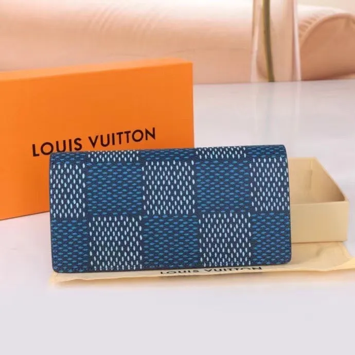 P140💰Model: 63212 Checkered Sky Blue New 2024 Spring and Summer The latest model of this pocket wallet combines the elegance of Damier Graphite canvas with the delicate texture of Epi leather, with stripes emblazoned with the Louis Vuitton logo. The elegant design can accommodate credit cards, banknotes and receipts, making it suitable for daily carrying or gift giving. Epi leather and Damier Graphite coated sail. Textile cowhide trimmed cowhide lining, card compartment, inner pocket, outer patch pocket. This product is produced in one of France, Spain, Italy and the United States; long clip size 11×19×2cm 62665 63212.