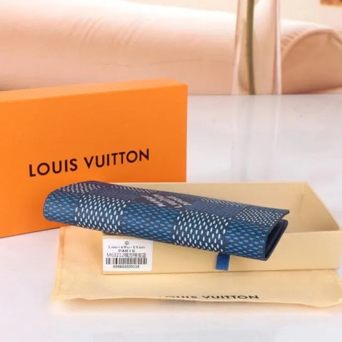 P140💰Model: 63212 Checkered Sky Blue New 2024 Spring and Summer The latest model of this pocket wallet combines the elegance of Damier Graphite canvas with the delicate texture of Epi leather, with stripes emblazoned with the Louis Vuitton logo. The elegant design can accommodate credit cards, banknotes and receipts, making it suitable for daily carrying or gift giving. Epi leather and Damier Graphite coated sail. Textile cowhide trimmed cowhide lining, card compartment, inner pocket, outer patch pocket. This product is produced in one of France, Spain, Italy and the United States; long clip size 11×19×2cm 62665 63212.