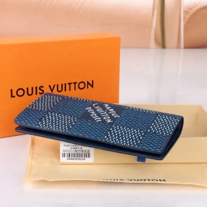 P140💰Model: 63212 Checkered Sky Blue New 2024 Spring and Summer The latest model of this pocket wallet combines the elegance of Damier Graphite canvas with the delicate texture of Epi leather, with stripes emblazoned with the Louis Vuitton logo. The elegant design can accommodate credit cards, banknotes and receipts, making it suitable for daily carrying or gift giving. Epi leather and Damier Graphite coated sail. Textile cowhide trimmed cowhide lining, card compartment, inner pocket, outer patch pocket. This product is produced in one of France, Spain, Italy and the United States; long clip size 11×19×2cm 62665 63212.