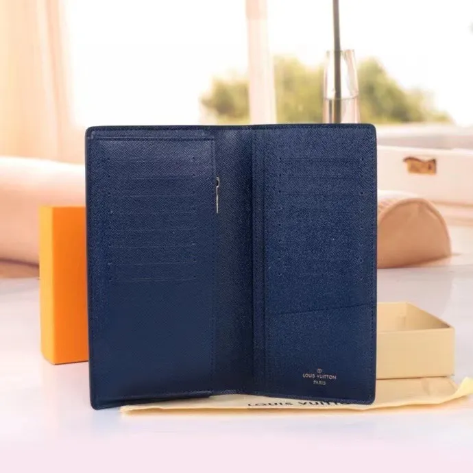 P140💰Model: 63212 Checkered Sky Blue New 2024 Spring and Summer The latest model of this pocket wallet combines the elegance of Damier Graphite canvas with the delicate texture of Epi leather, with stripes emblazoned with the Louis Vuitton logo. The elegant design can accommodate credit cards, banknotes and receipts, making it suitable for daily carrying or gift giving. Epi leather and Damier Graphite coated sail. Textile cowhide trimmed cowhide lining, card compartment, inner pocket, outer patch pocket. This product is produced in one of France, Spain, Italy and the United States; long clip size 11×19×2cm 62665 63212.