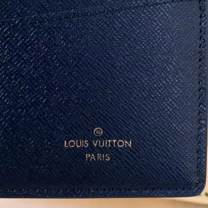 P140💰Model: 63212 Checkered Sky Blue New 2024 Spring and Summer The latest model of this pocket wallet combines the elegance of Damier Graphite canvas with the delicate texture of Epi leather, with stripes emblazoned with the Louis Vuitton logo. The elegant design can accommodate credit cards, banknotes and receipts, making it suitable for daily carrying or gift giving. Epi leather and Damier Graphite coated sail. Textile cowhide trimmed cowhide lining, card compartment, inner pocket, outer patch pocket. This product is produced in one of France, Spain, Italy and the United States; long clip size 11×19×2cm 62665 63212.