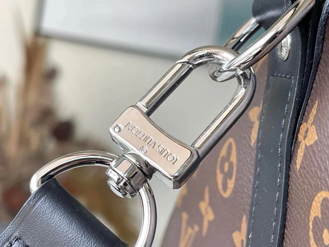 💰1040 (55 size) top original order M56714 presbyopic black leather, spacious capacity, flexible use. Durable, safe and reliable. Fashionable style, mature and stable. Features a secure double zipper and padlock, making it perfect for business or pleasure. Dimensions: 55 × 31 × 26 cm