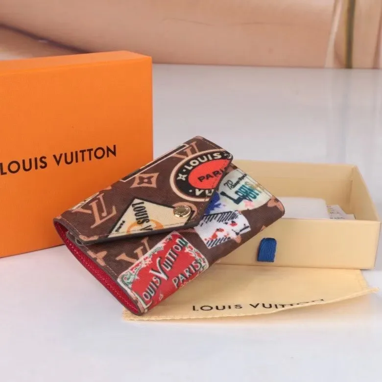 P130, 41938 Canvas Red New Product The latest model for spring and summer 2024, this pocket wallet combines the elegance of Damier Graphite canvas with the delicate texture of Epi leather, with stripes emblazoned with the Louis Vuitton logo. The elegant design can accommodate credit cards, banknotes and receipts, making it suitable for daily carrying or gift giving. Epi leather and Damier Graphite coated sail. Textile cowhide trimmed cowhide lining, card compartment Dimensions: 12x2x9cm