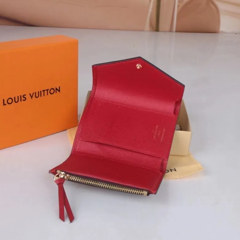 P130, 41938 Canvas Red New Product The latest model for spring and summer 2024, this pocket wallet combines the elegance of Damier Graphite canvas with the delicate texture of Epi leather, with stripes emblazoned with the Louis Vuitton logo. The elegant design can accommodate credit cards, banknotes and receipts, making it suitable for daily carrying or gift giving. Epi leather and Damier Graphite coated sail. Textile cowhide trimmed cowhide lining, card compartment Dimensions: 12x2x9cm