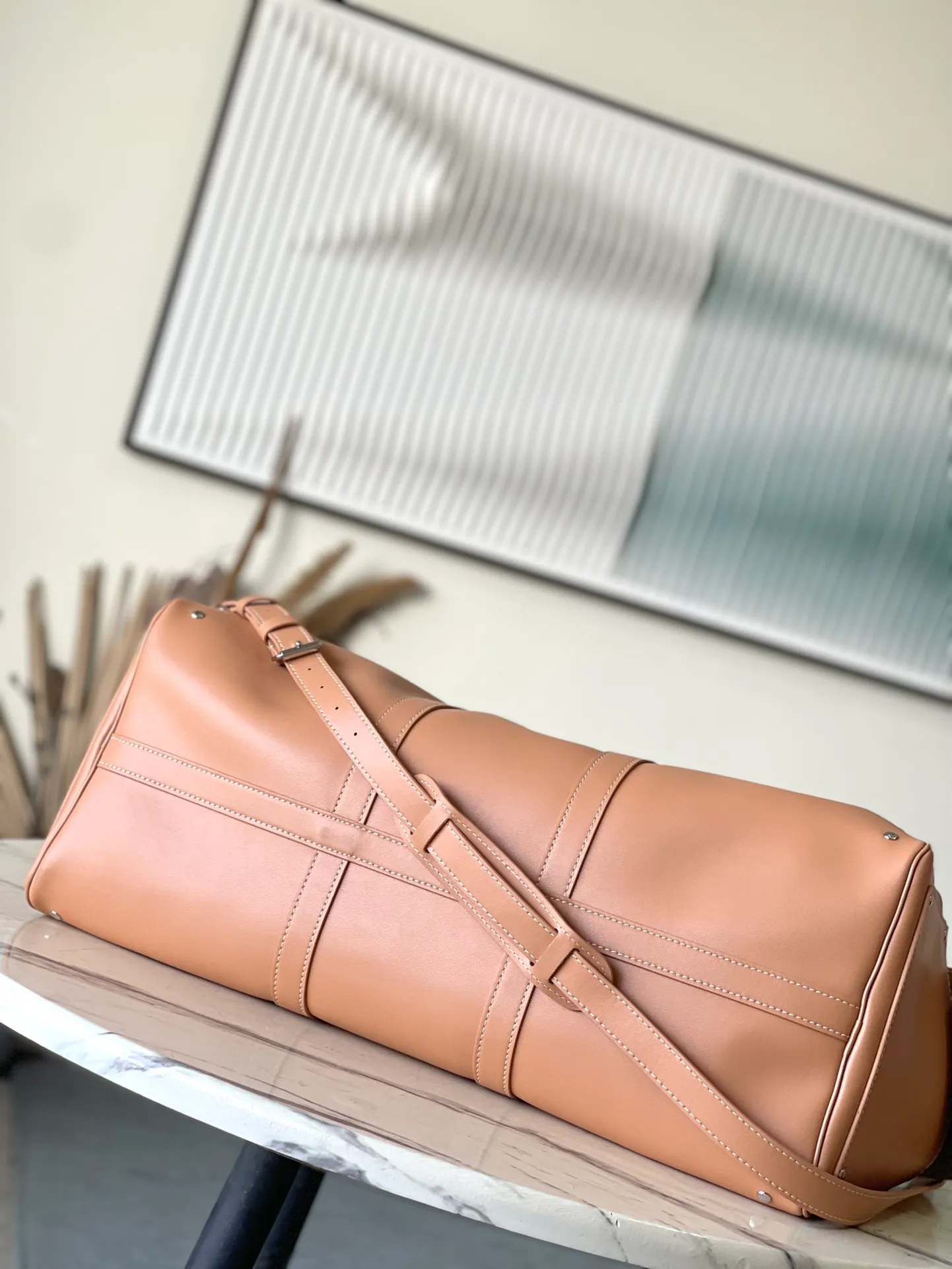 💰1480 (first-grain leather) Top original order M11767 KEEPALL 50 travel bag (with shoulder strap) This KEEPALL travel bag, designed in collaboration with Japanese designer Hiroshi Fujiwara, combines the traditional elements of the brand - Monogram pattern - with a modern feel. The travel bag has rhombus edging, pocket stitching and two-color hardware Rainbow decoration - both fashionable and dynamic style. Carry-on luggage size, ample capacity, perfect for travel. The perfect companion for three days. size 50/29/22cm