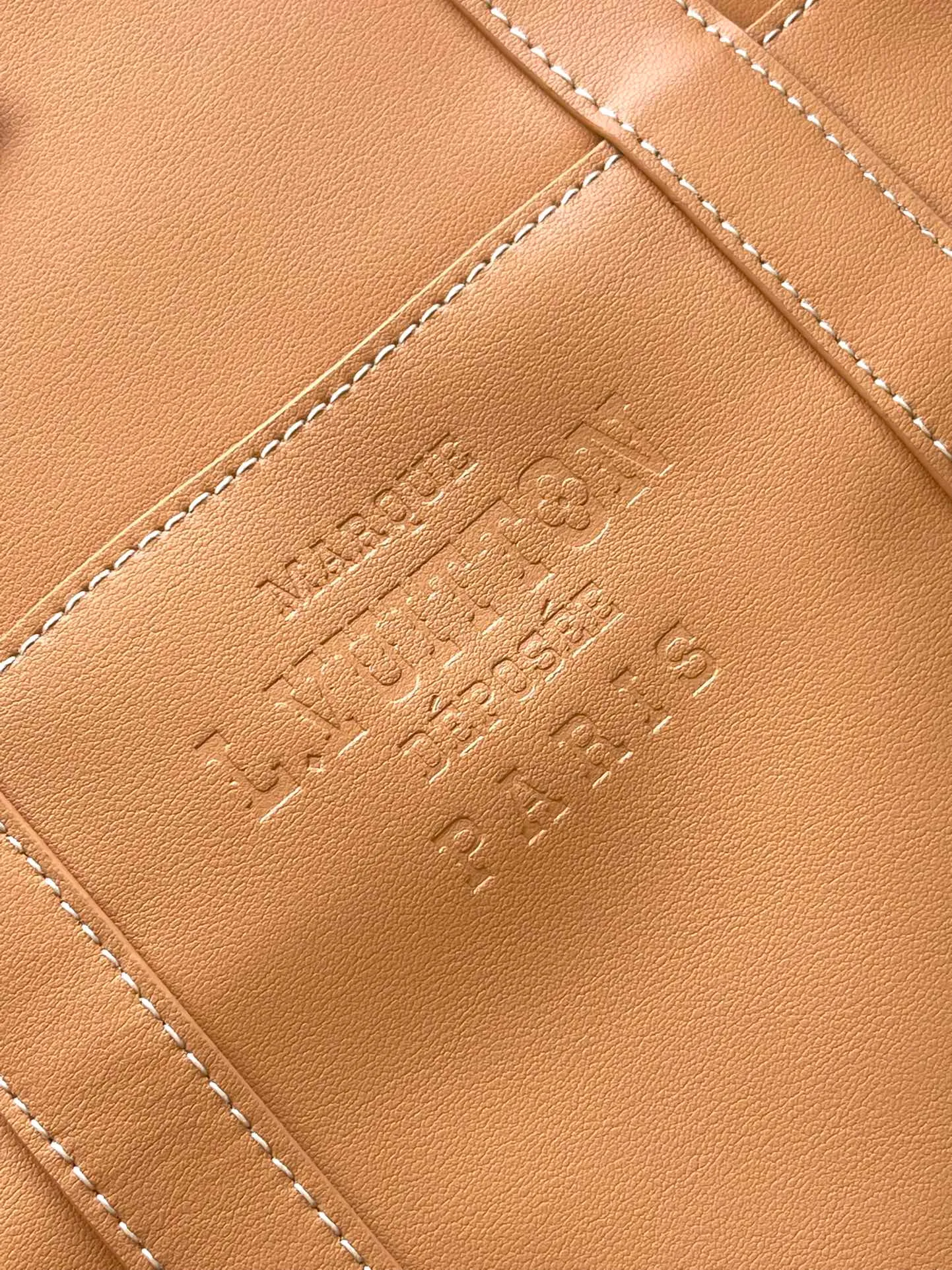 💰1480 (first-grain leather) Top original order M11767 KEEPALL 50 travel bag (with shoulder strap) This KEEPALL travel bag, designed in collaboration with Japanese designer Hiroshi Fujiwara, combines the traditional elements of the brand - Monogram pattern - with a modern feel. The travel bag has rhombus edging, pocket stitching and two-color hardware Rainbow decoration - both fashionable and dynamic style. Carry-on luggage size, ample capacity, perfect for travel. The perfect companion for three days. size 50/29/22cm