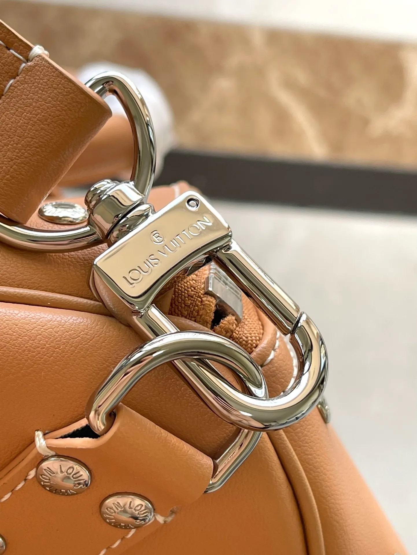 💰1480 (first-grain leather) Top original order M11767 KEEPALL 50 travel bag (with shoulder strap) This KEEPALL travel bag, designed in collaboration with Japanese designer Hiroshi Fujiwara, combines the traditional elements of the brand - Monogram pattern - with a modern feel. The travel bag has rhombus edging, pocket stitching and two-color hardware Rainbow decoration - both fashionable and dynamic style. Carry-on luggage size, ample capacity, perfect for travel. The perfect companion for three days. size 50/29/22cm