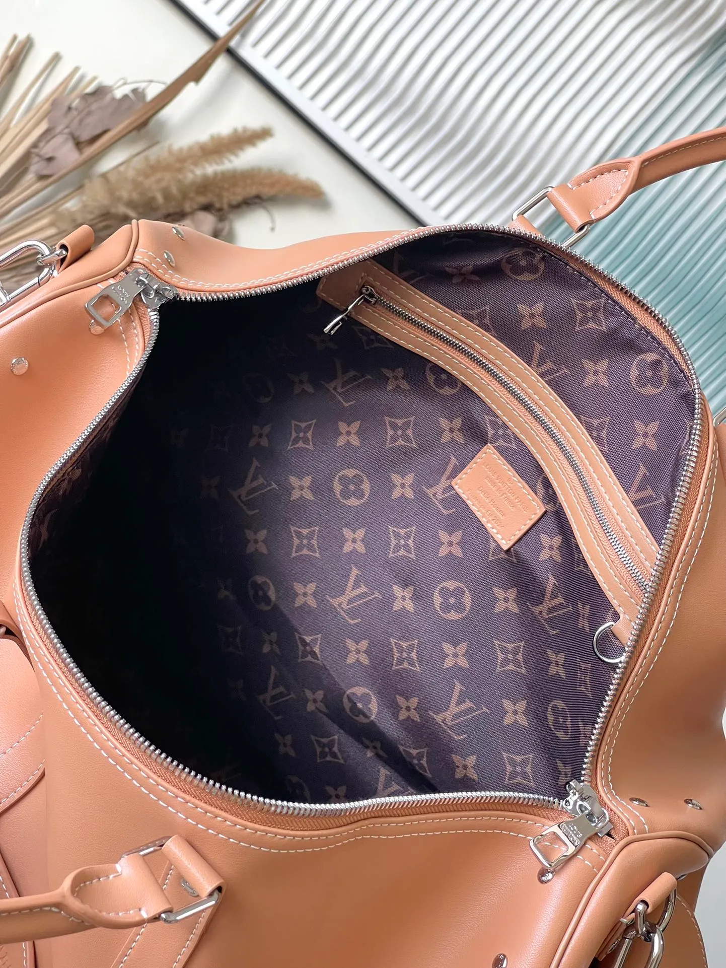 💰1480 (first-grain leather) Top original order M11767 KEEPALL 50 travel bag (with shoulder strap) This KEEPALL travel bag, designed in collaboration with Japanese designer Hiroshi Fujiwara, combines the traditional elements of the brand - Monogram pattern - with a modern feel. The travel bag has rhombus edging, pocket stitching and two-color hardware Rainbow decoration - both fashionable and dynamic style. Carry-on luggage size, ample capacity, perfect for travel. The perfect companion for three days. size 50/29/22cm
