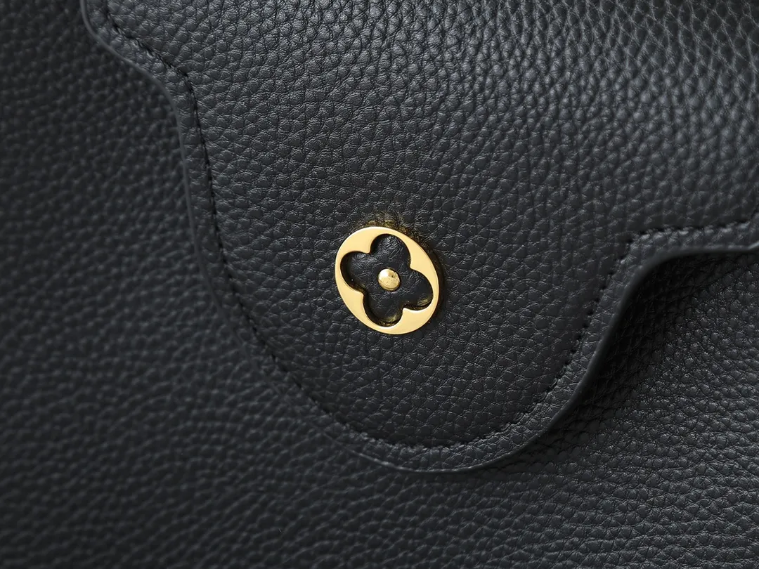 💰400💰Guangzhou goods Upgraded from the original M12135 M11964 M12751 This Capucines BB handbag is made of Taurillon cow leather, decorated with mixed metal rhombus Malletage elements on the upper edge, showing a gorgeous interpretation of the classic design. The flap allows for an external or internal style, the neat interior features multiple pockets, and the adjustable shoulder strap adds a cross-body option to the top handle. 27.0 x 17.3 x 9.0 cm (length x height x width)