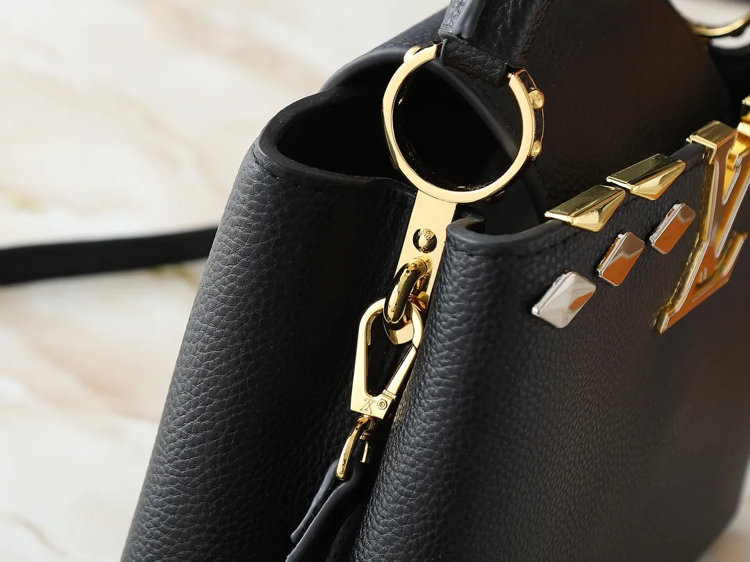 💰400💰Guangzhou goods Upgraded from the original M12135 M11964 M12751 This Capucines BB handbag is made of Taurillon cow leather, decorated with mixed metal rhombus Malletage elements on the upper edge, showing a gorgeous interpretation of the classic design. The flap allows for an external or internal style, the neat interior features multiple pockets, and the adjustable shoulder strap adds a cross-body option to the top handle. 27.0 x 17.3 x 9.0 cm (length x height x width)