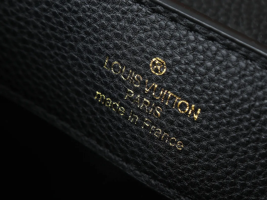💰400💰Guangzhou goods Upgraded from the original M12135 M11964 M12751 This Capucines BB handbag is made of Taurillon cow leather, decorated with mixed metal rhombus Malletage elements on the upper edge, showing a gorgeous interpretation of the classic design. The flap allows for an external or internal style, the neat interior features multiple pockets, and the adjustable shoulder strap adds a cross-body option to the top handle. 27.0 x 17.3 x 9.0 cm (length x height x width)